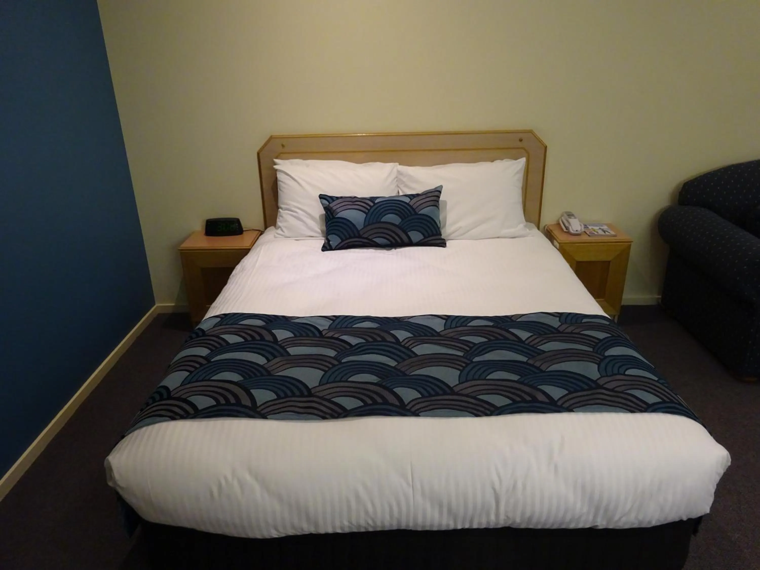 Bed in Victoria Lodge Motor Inn & Apartments