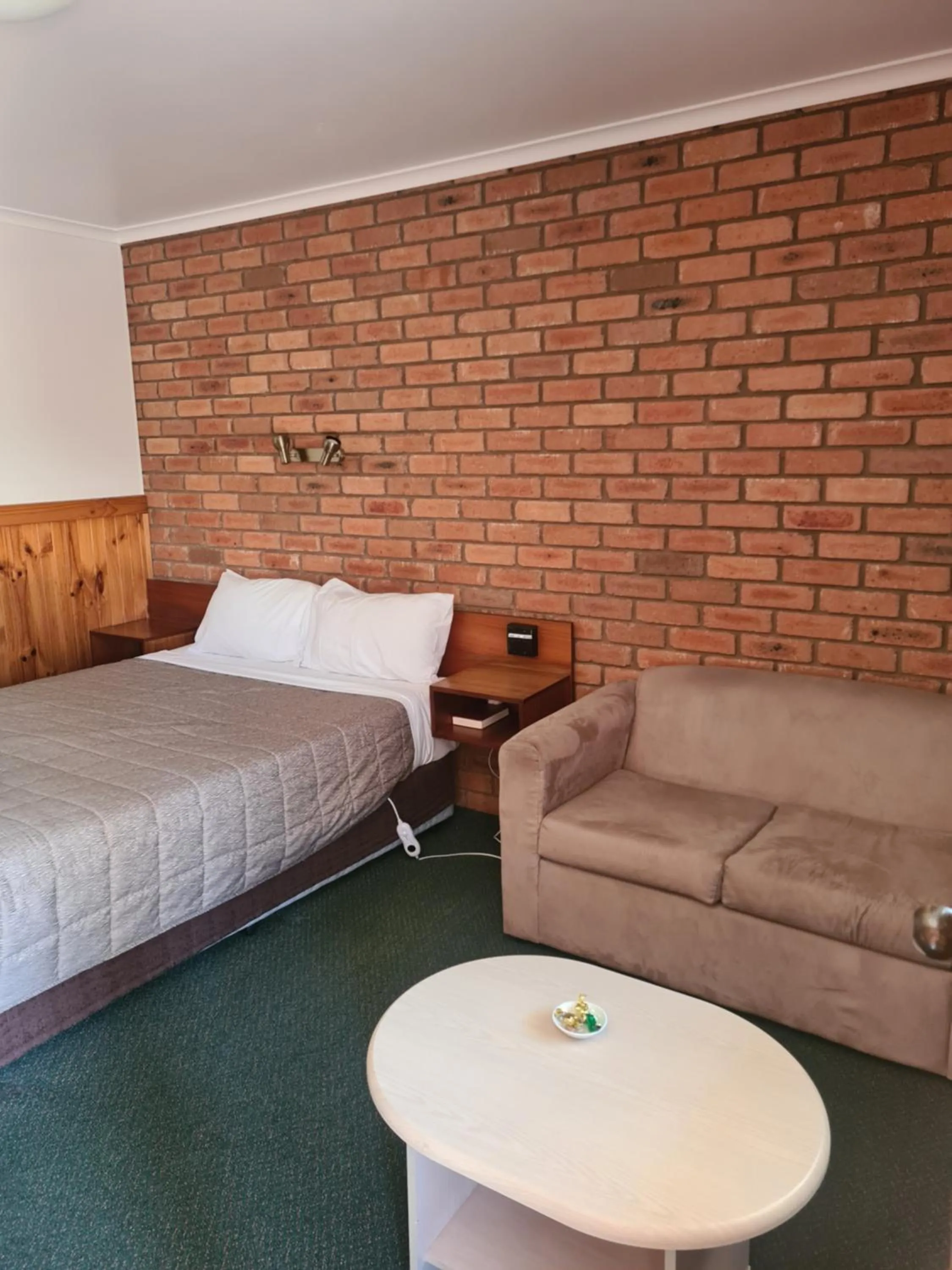 Bed in Regency Court Motel