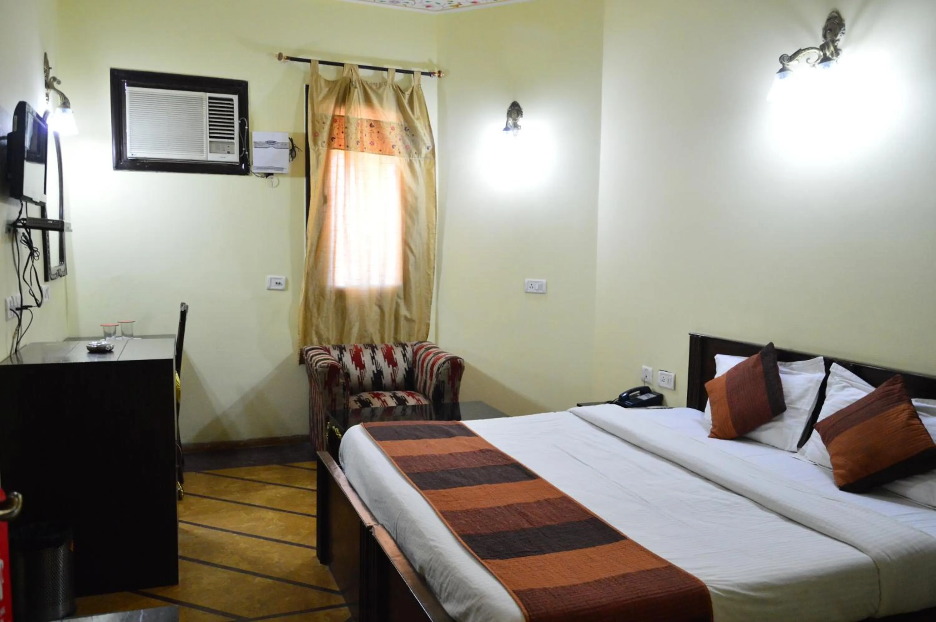 Photo of the whole room, Bed in Hotel Amer View