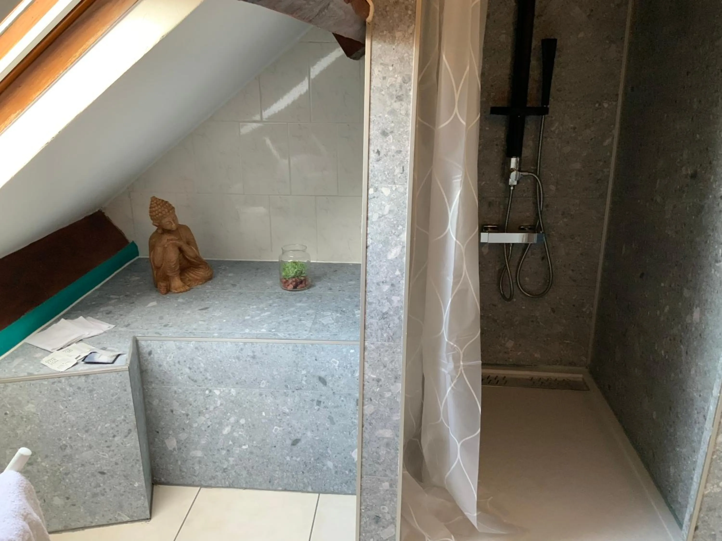 Shower in Le Castillon