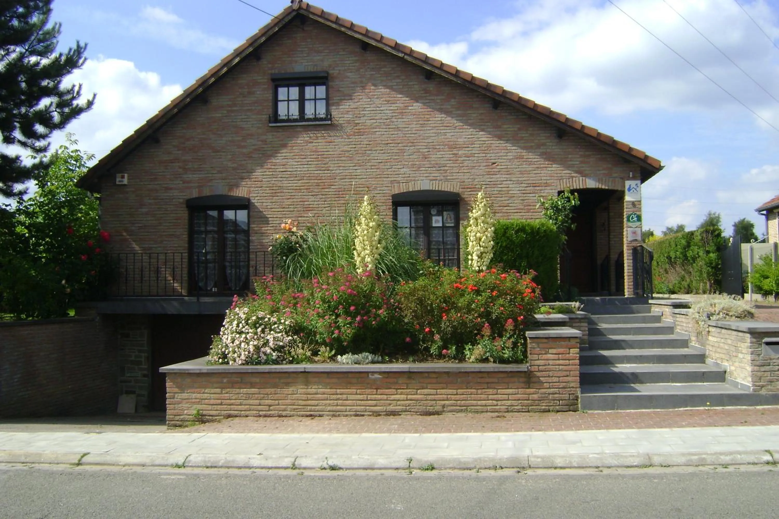 Facade/entrance in Le Castillon