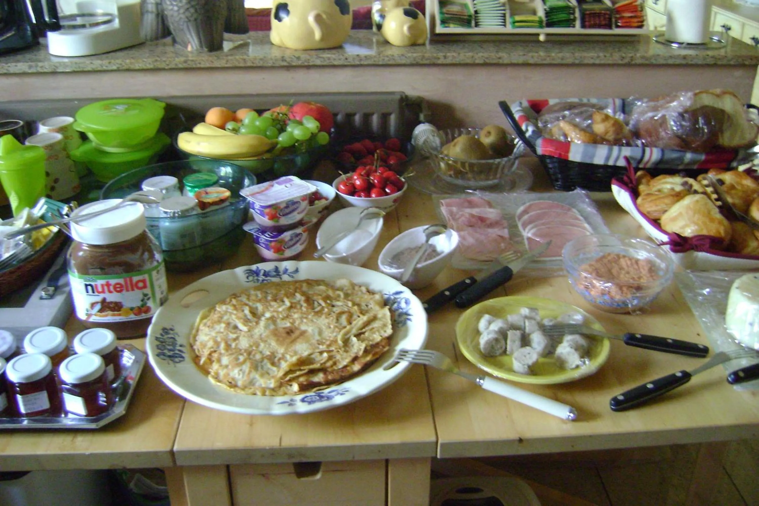 Continental breakfast in Le Castillon