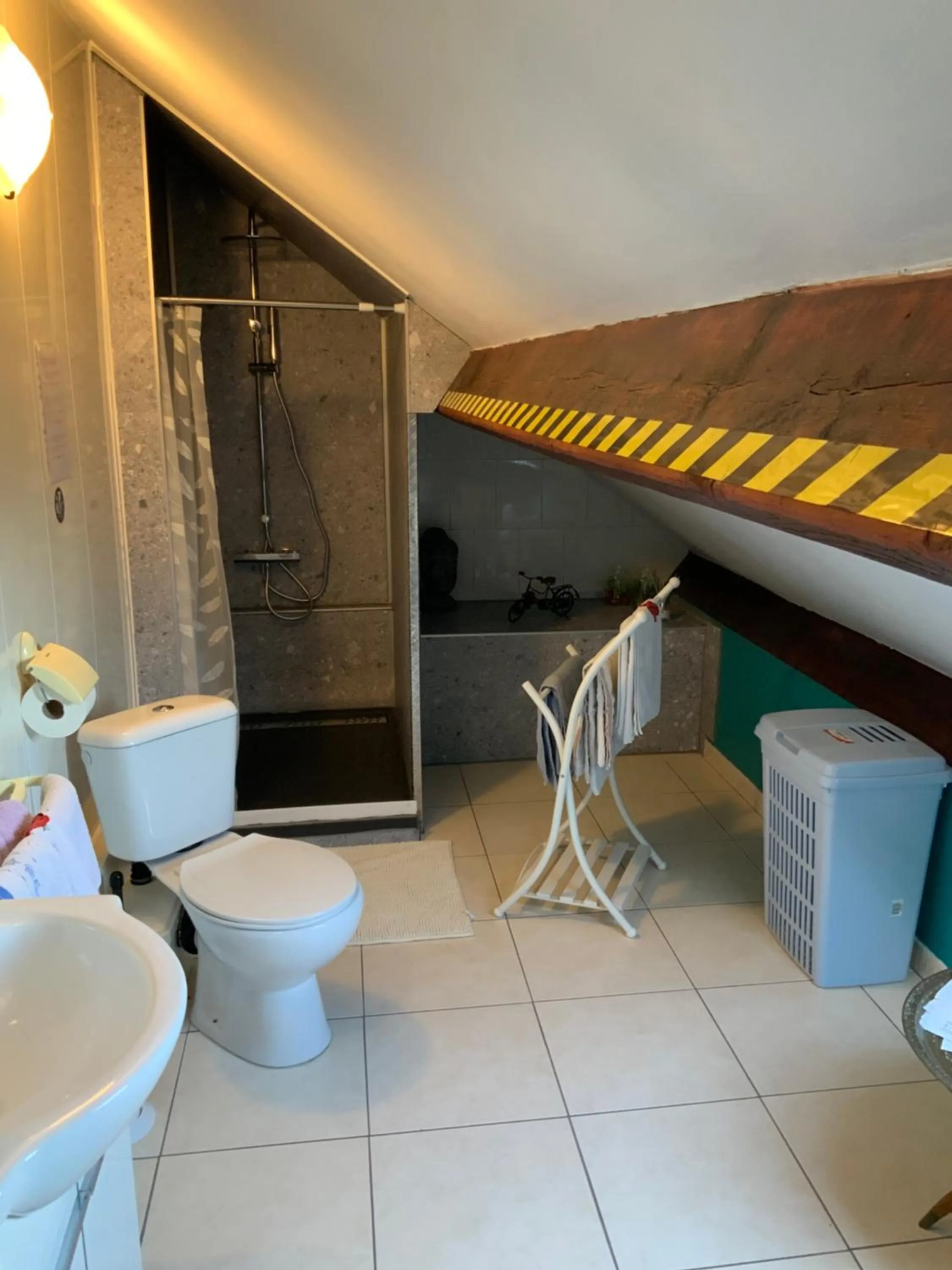 Shower in Le Castillon