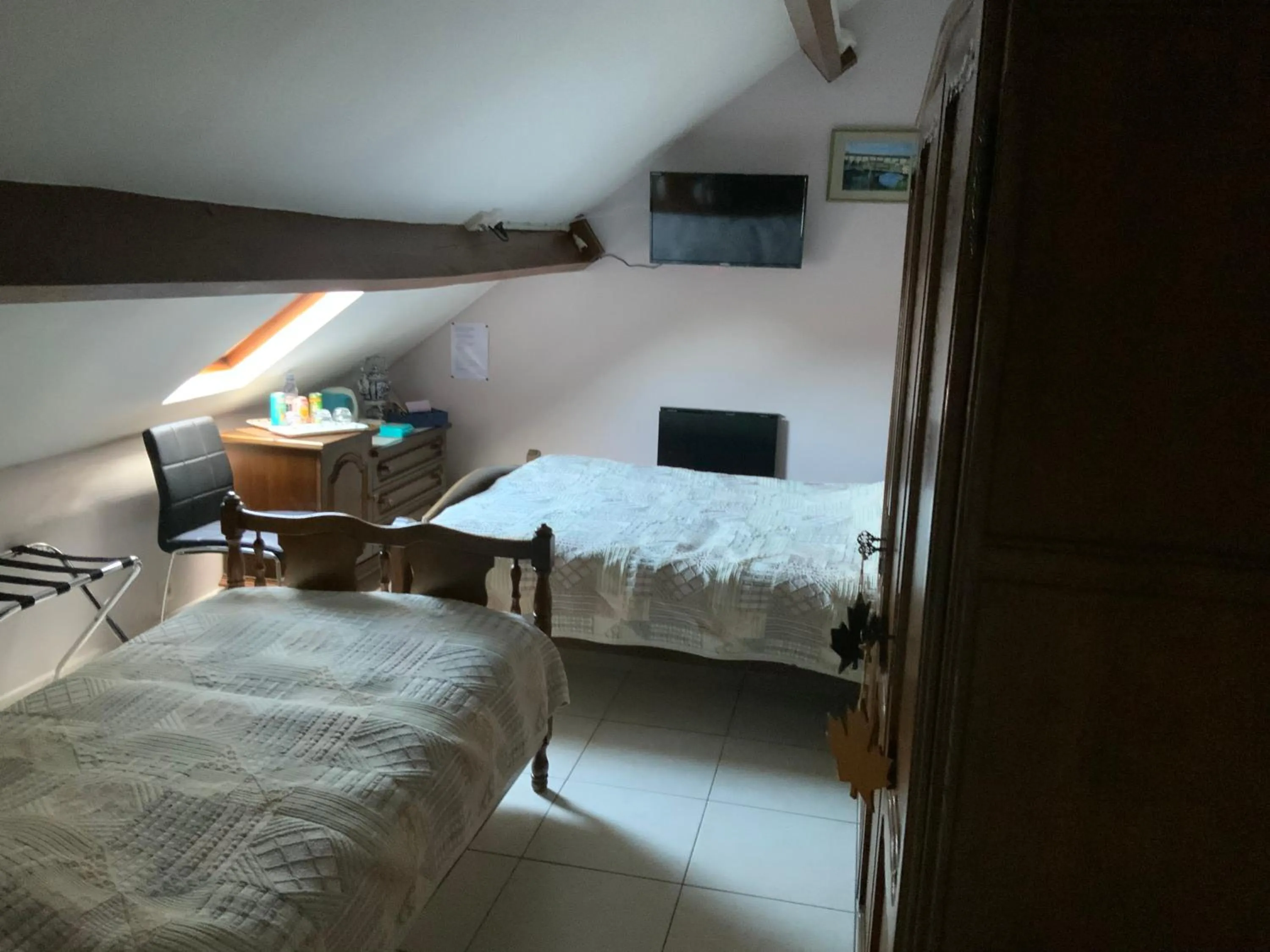 Photo of the whole room, Bed in Le Castillon