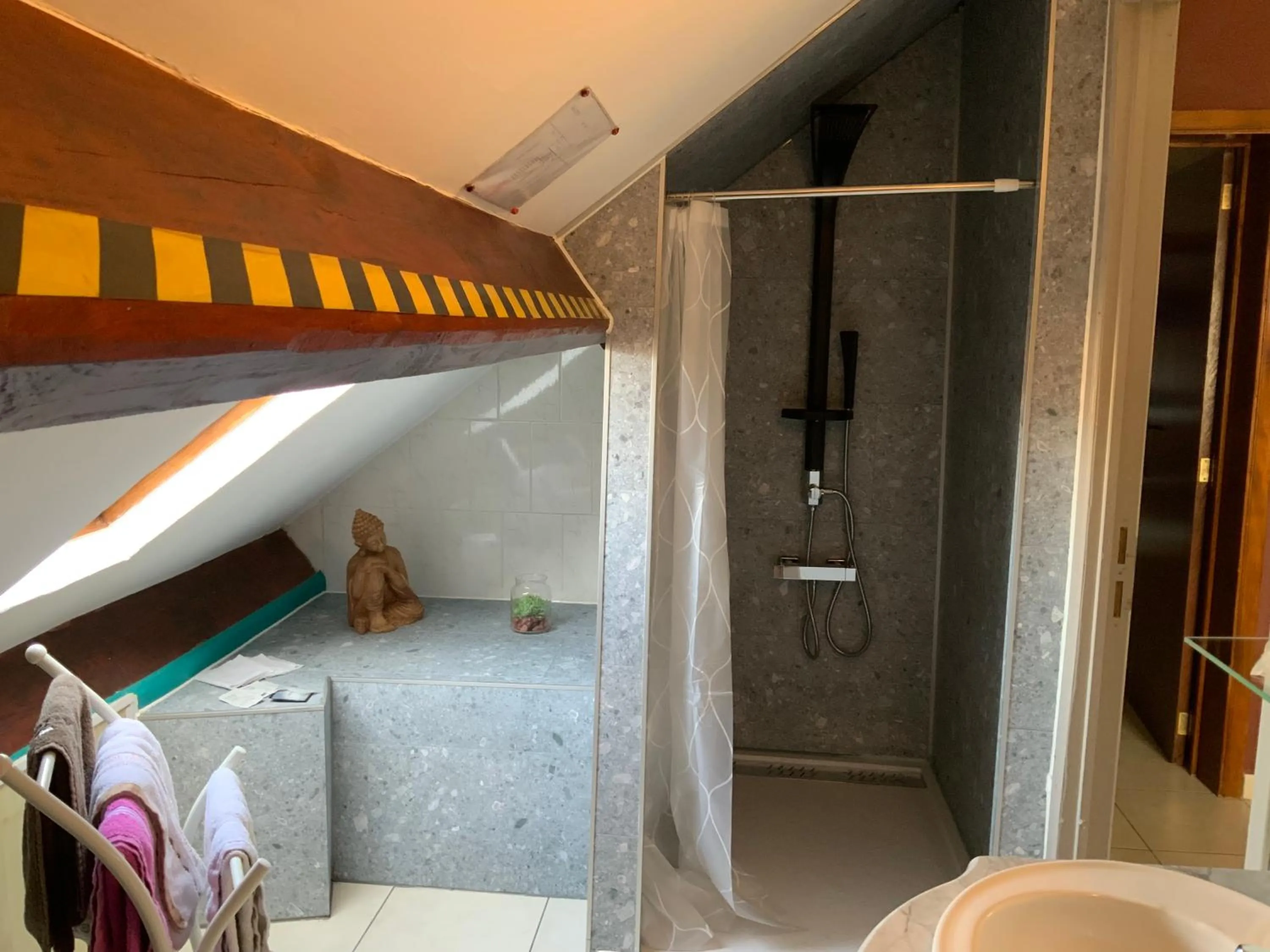 Shower in Le Castillon