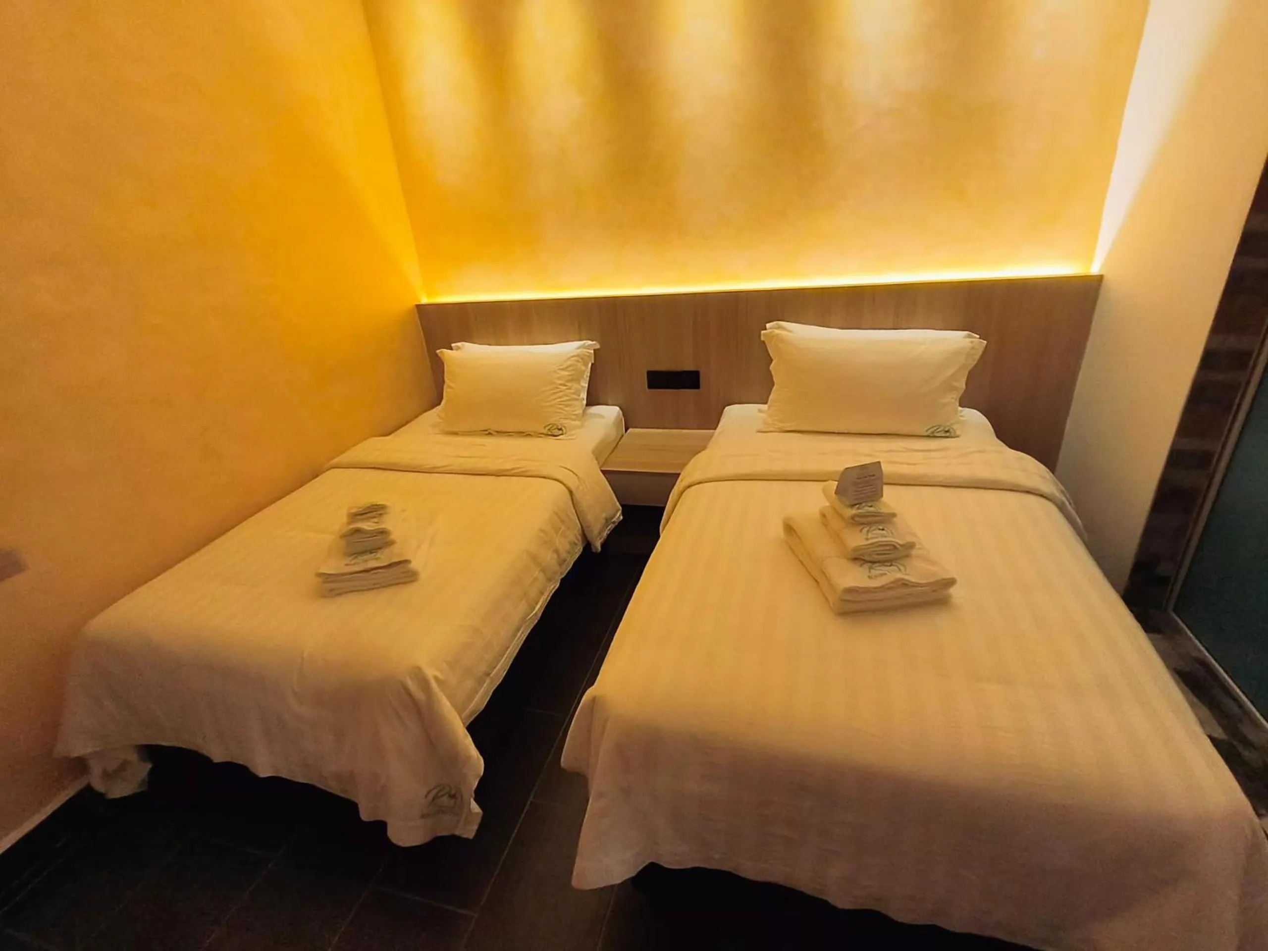 towels in Red's Hotel