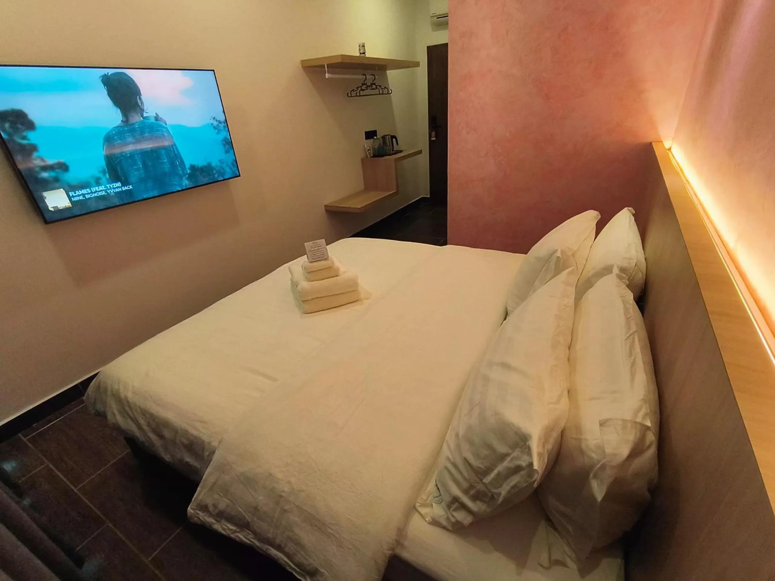 TV and multimedia in Red's Hotel