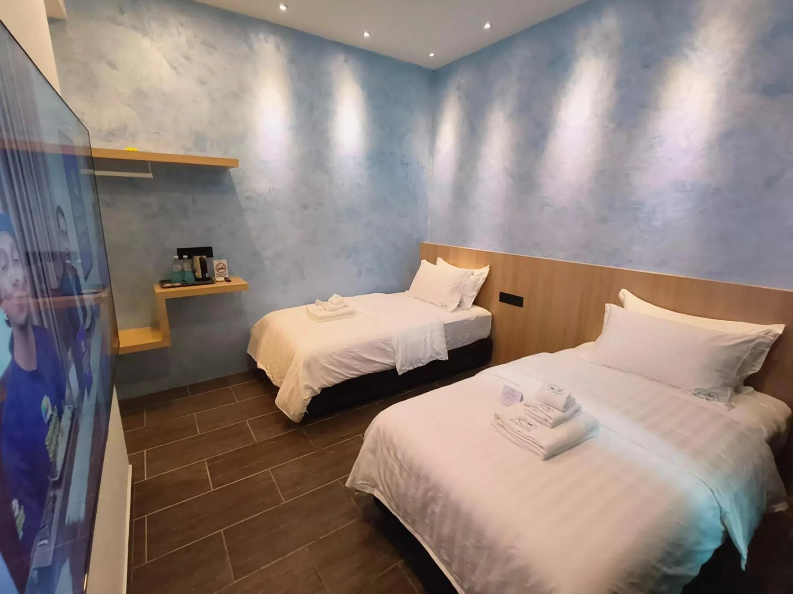 Photo of the whole room in Red's Hotel