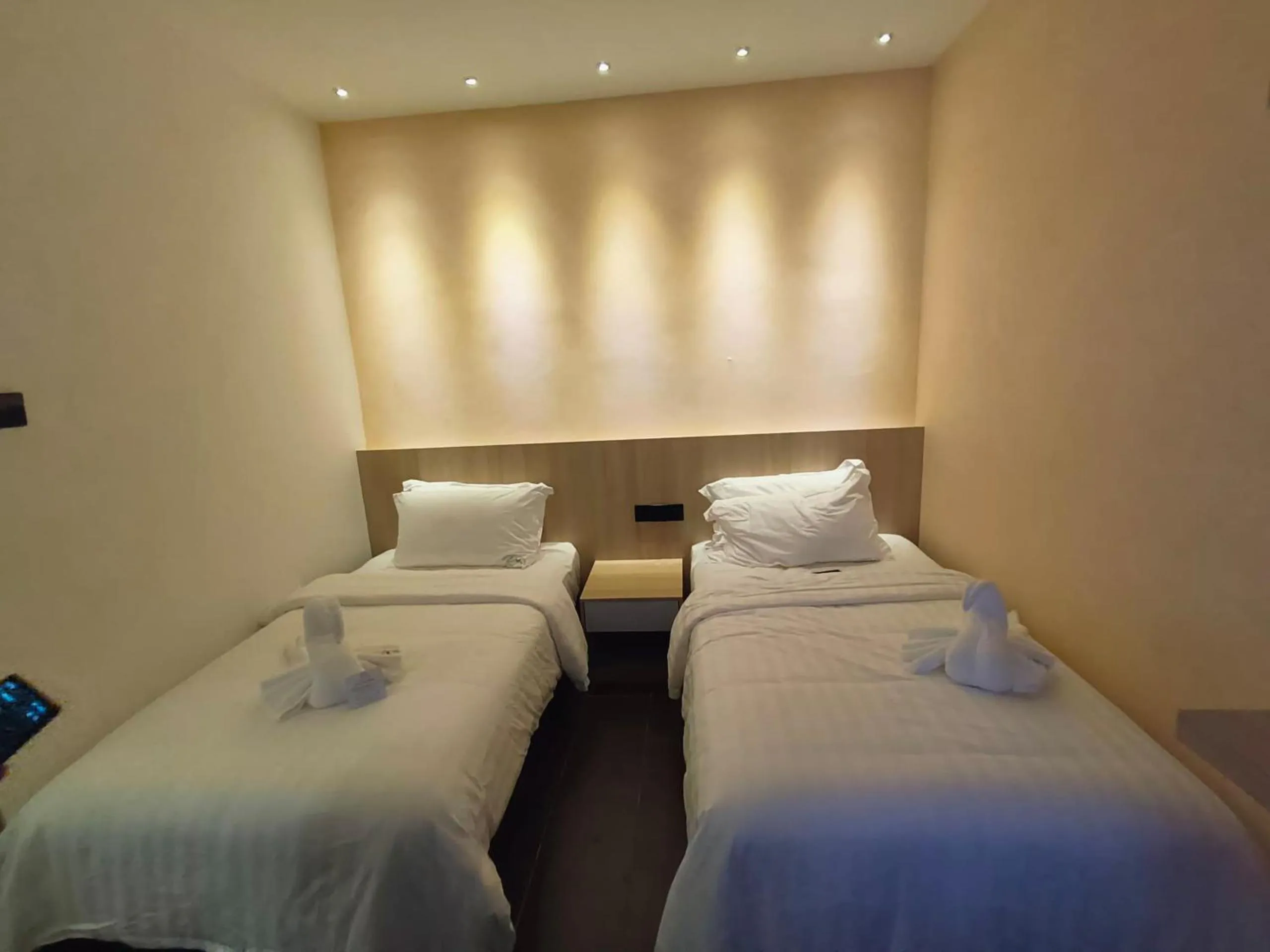 Photo of the whole room in Red's Hotel