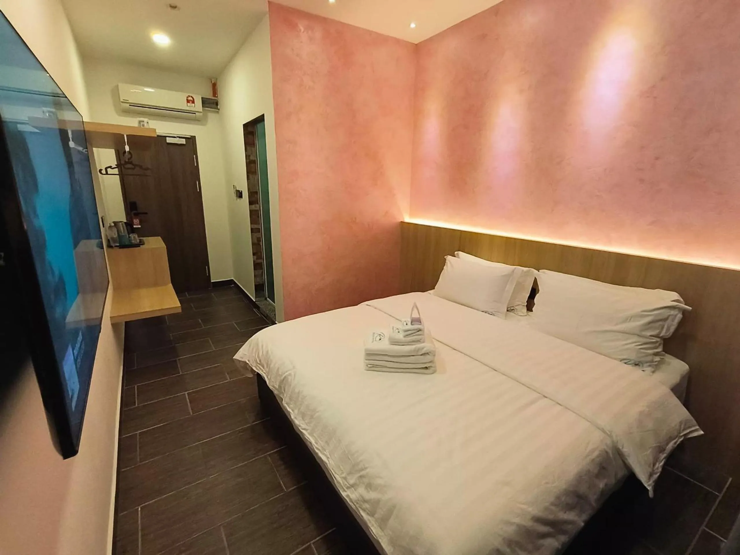 Photo of the whole room in Red's Hotel