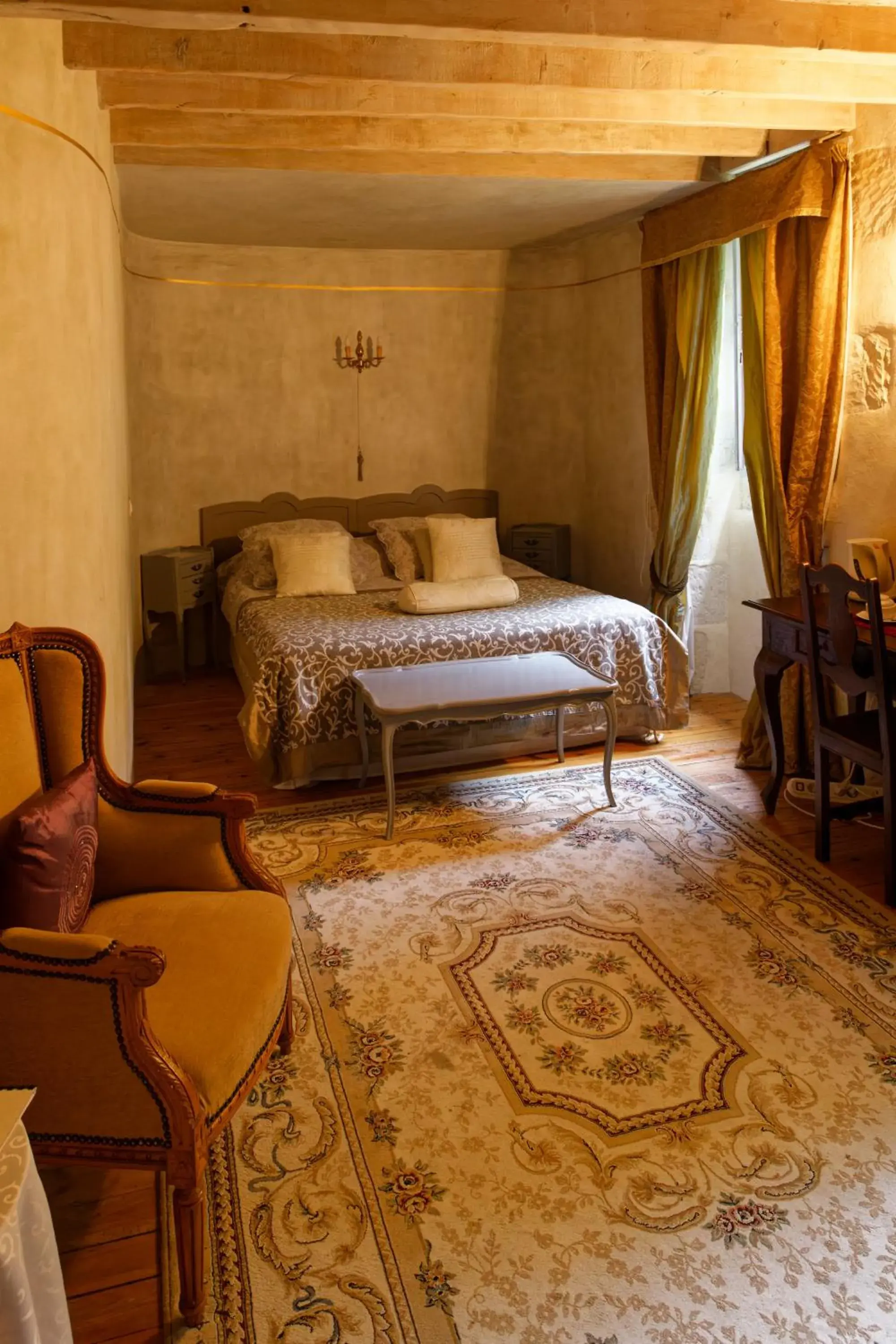 Large Double Room in Chateau Du Four De Vaux Large Double Room in Chateau Du Four De Vaux