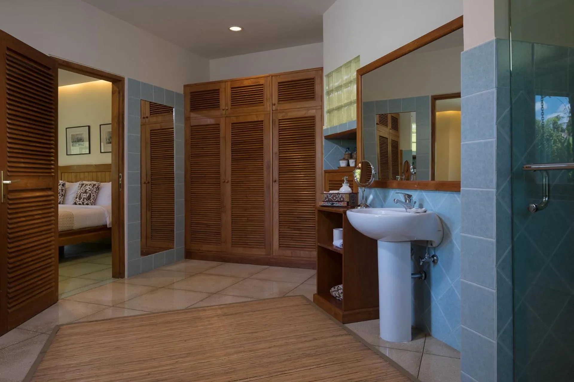 Shower in Tandjung Sari Hotel