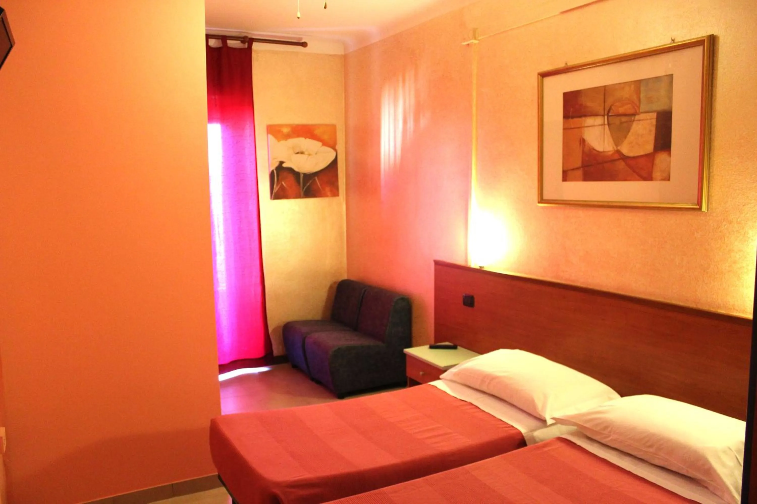 Photo of the whole room, Bed in Hotel America