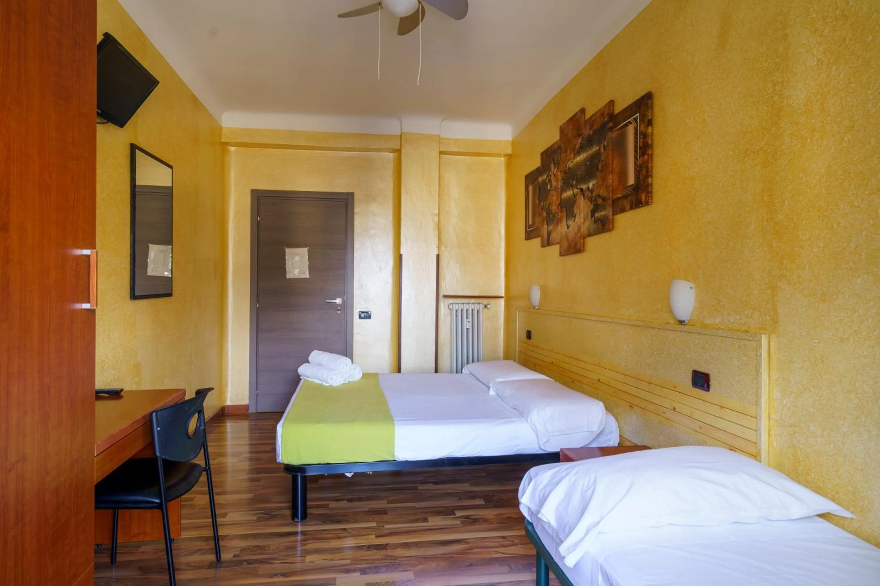 Photo of the whole room, Bed in Hotel America