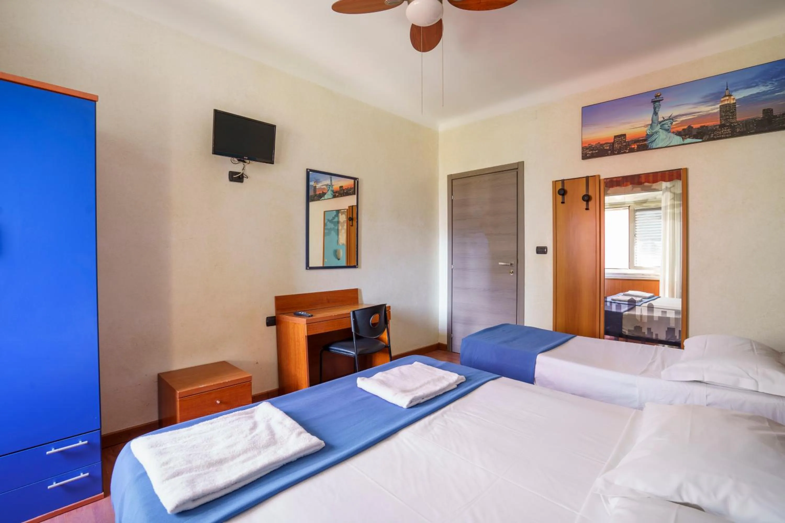 Photo of the whole room, Bed in Hotel America