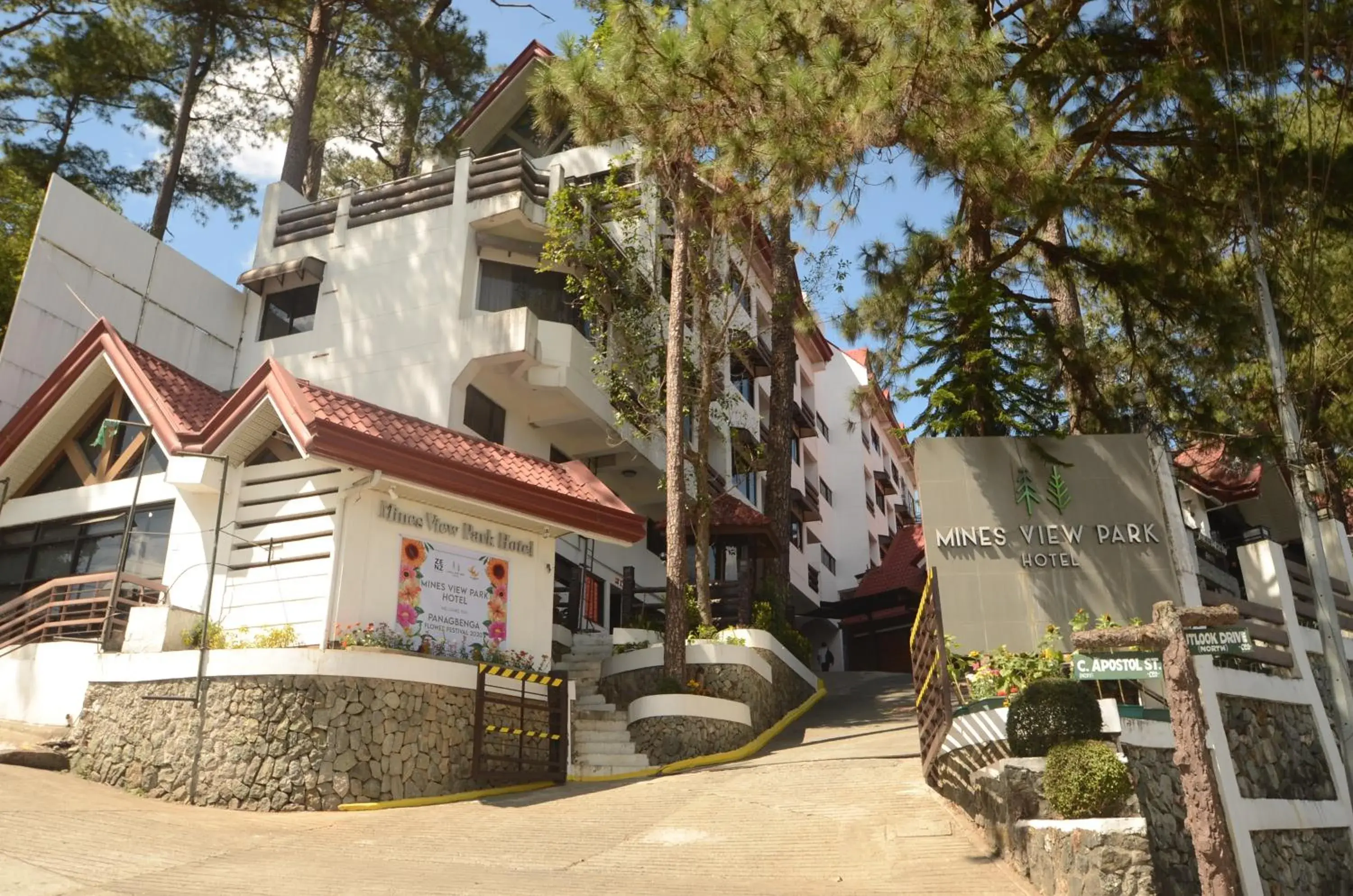 Property building in Mines View Park Hotel Property building in Mines View Park Hotel