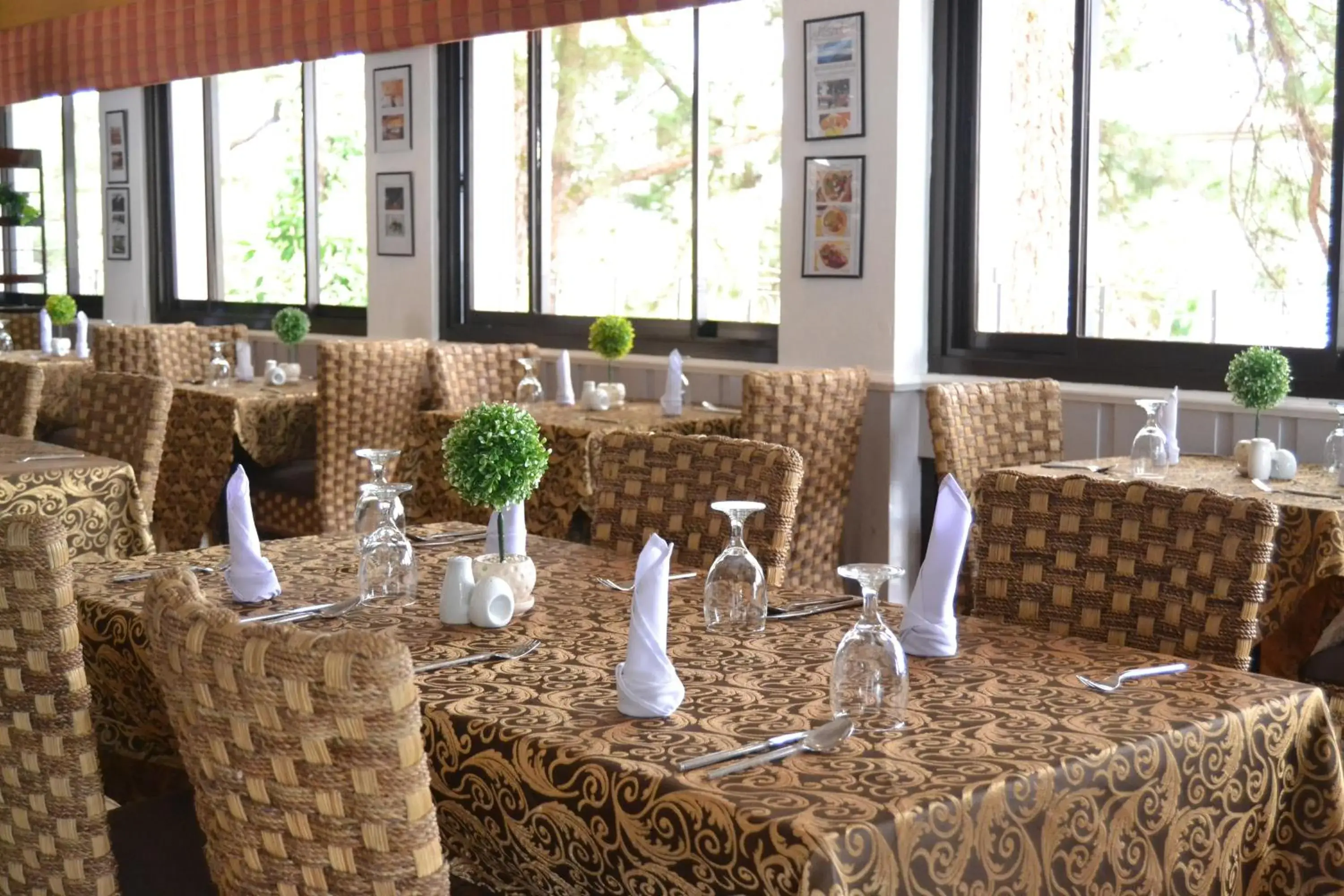 Restaurant/places to eat in Mines View Park Hotel Restaurant/places to eat in Mines View Park Hotel
