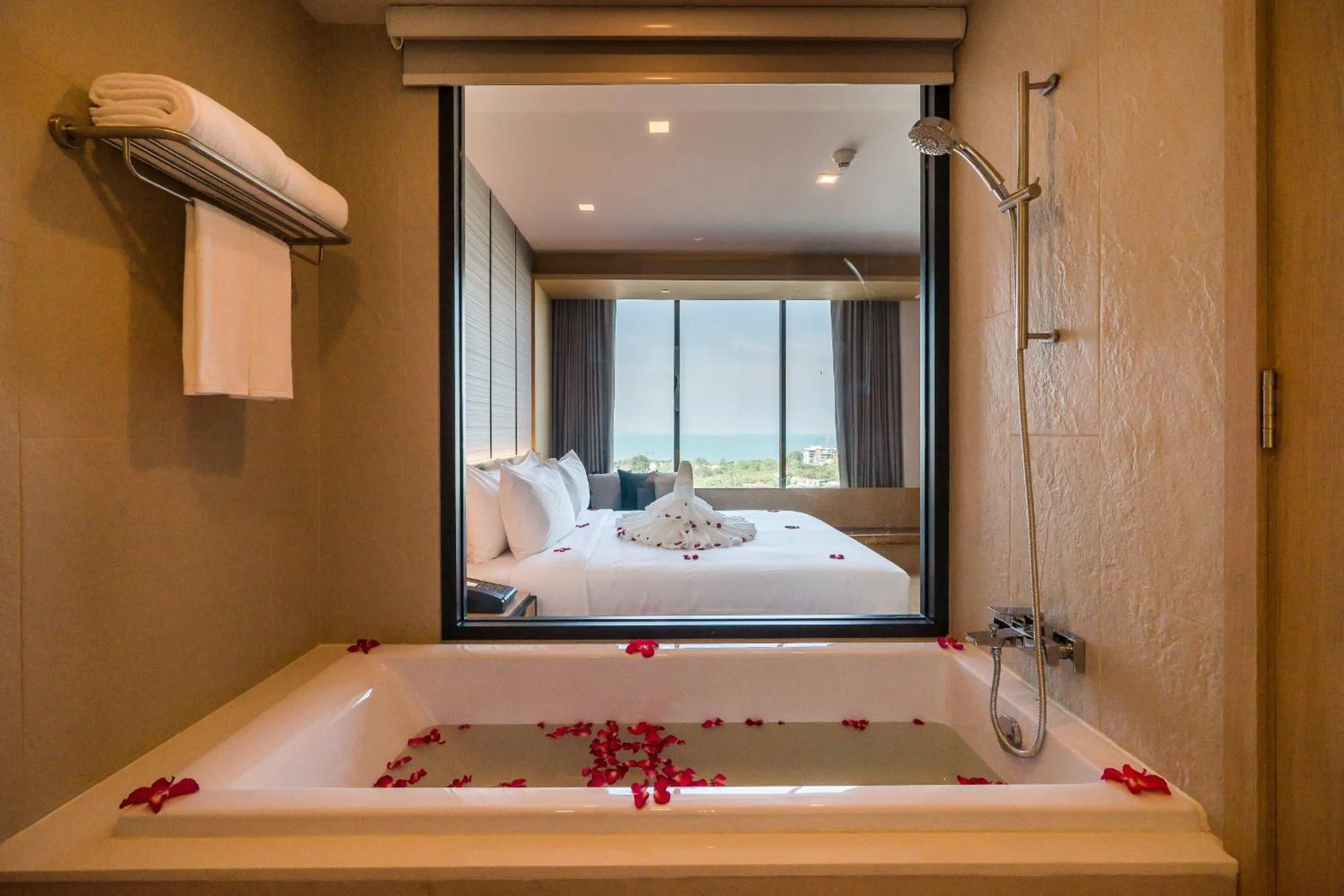 Bathroom, Bed in Arize Hotel Sri Racha