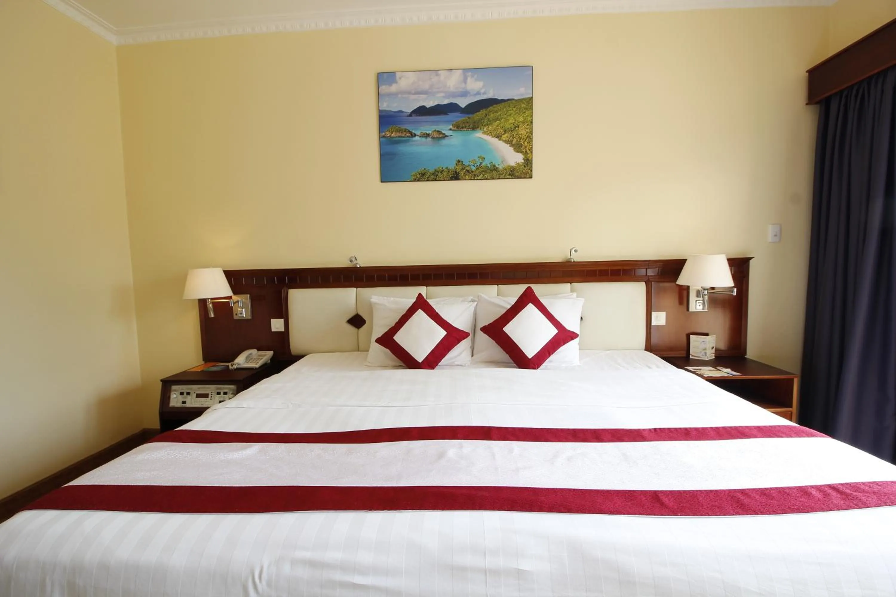 Bed in Saigon Phu Quoc Resort & Spa