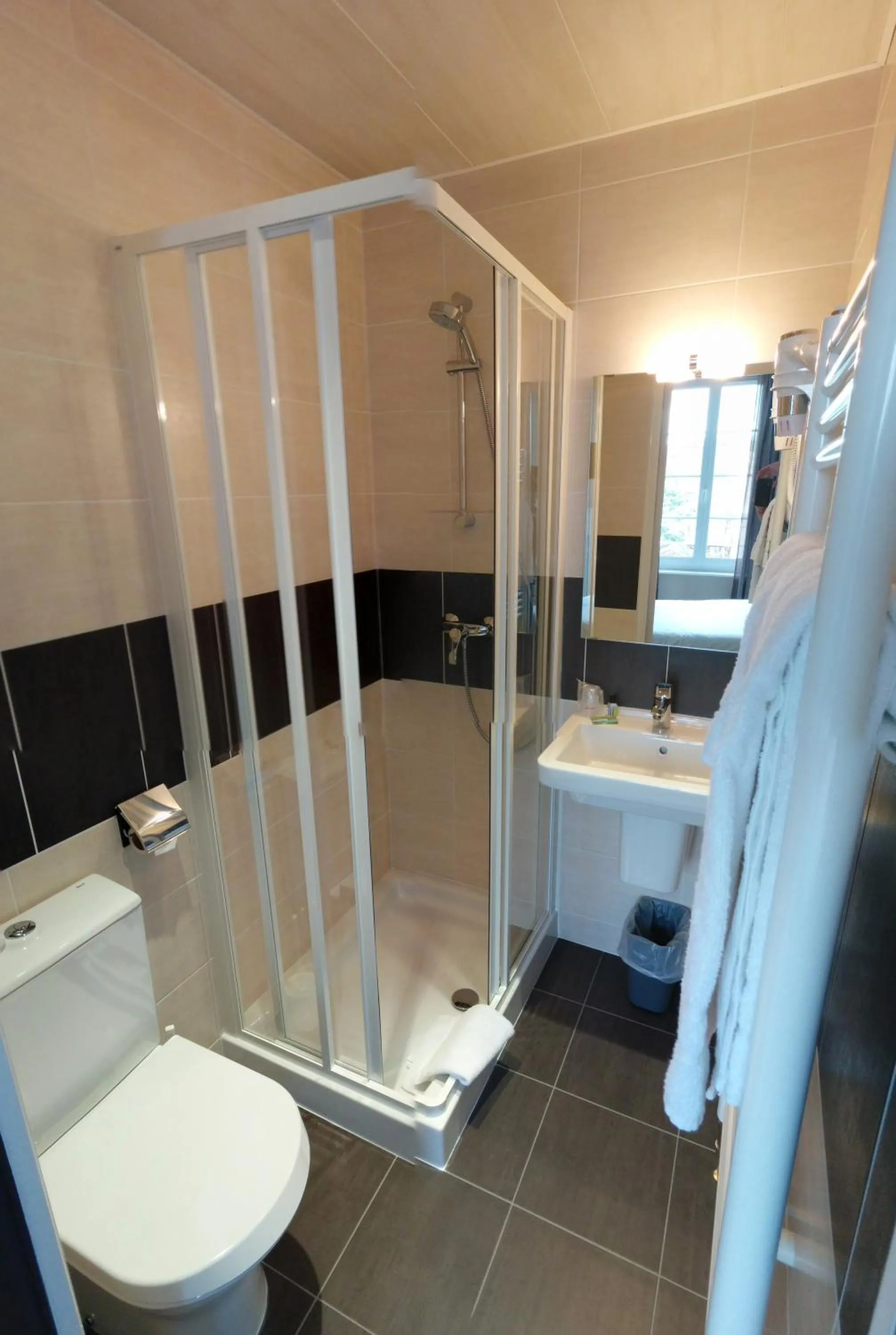 Shower in Contact Hôtel - Hôtel Le Lion d'Or Lamballe