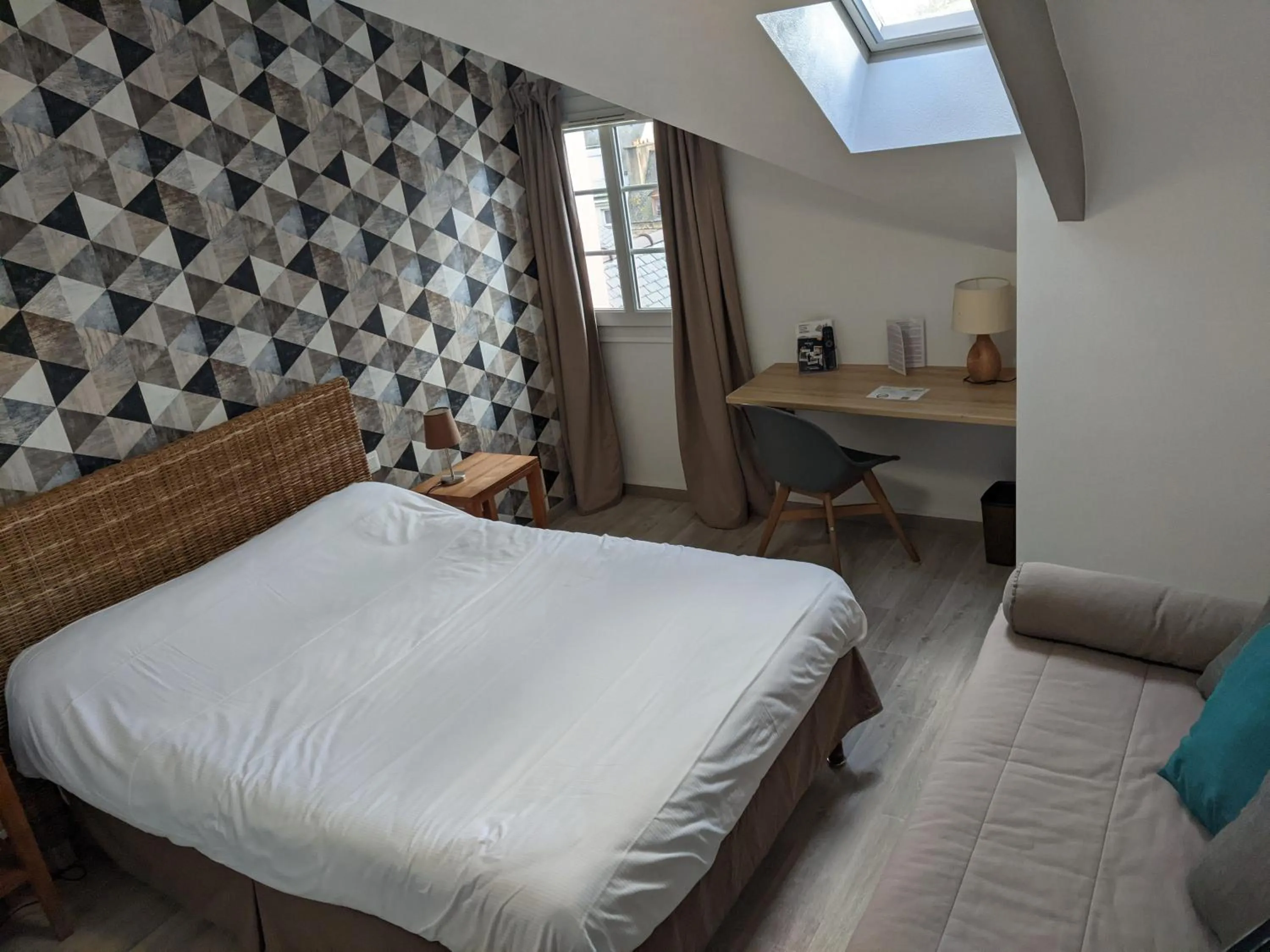 Photo of the whole room, Bed in Contact Hôtel - Hôtel Le Lion d'Or Lamballe