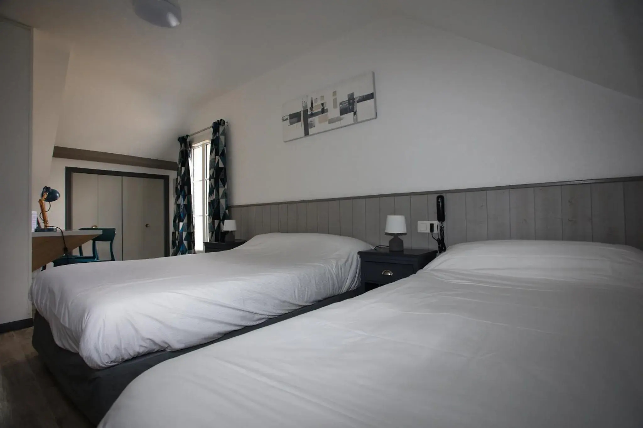 Family Room (2 Adults + 1 Child) in Contact Hôtel - Hôtel Le Lion d'Or Lamballe Family Room (2 Adults + 1 Child) in Contact Hôtel - Hôtel Le Lion d'Or Lamballe