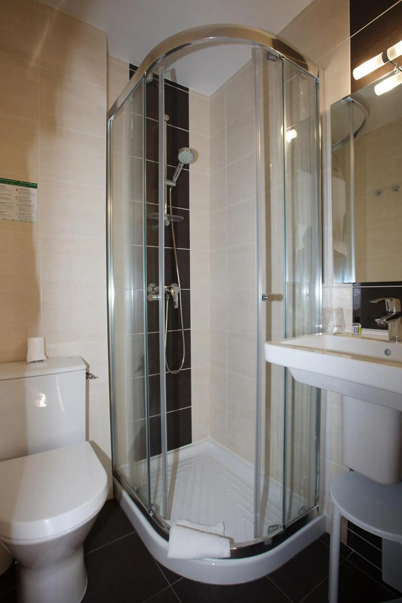 Bathroom in Contact Hôtel - Hôtel Le Lion d'Or Lamballe