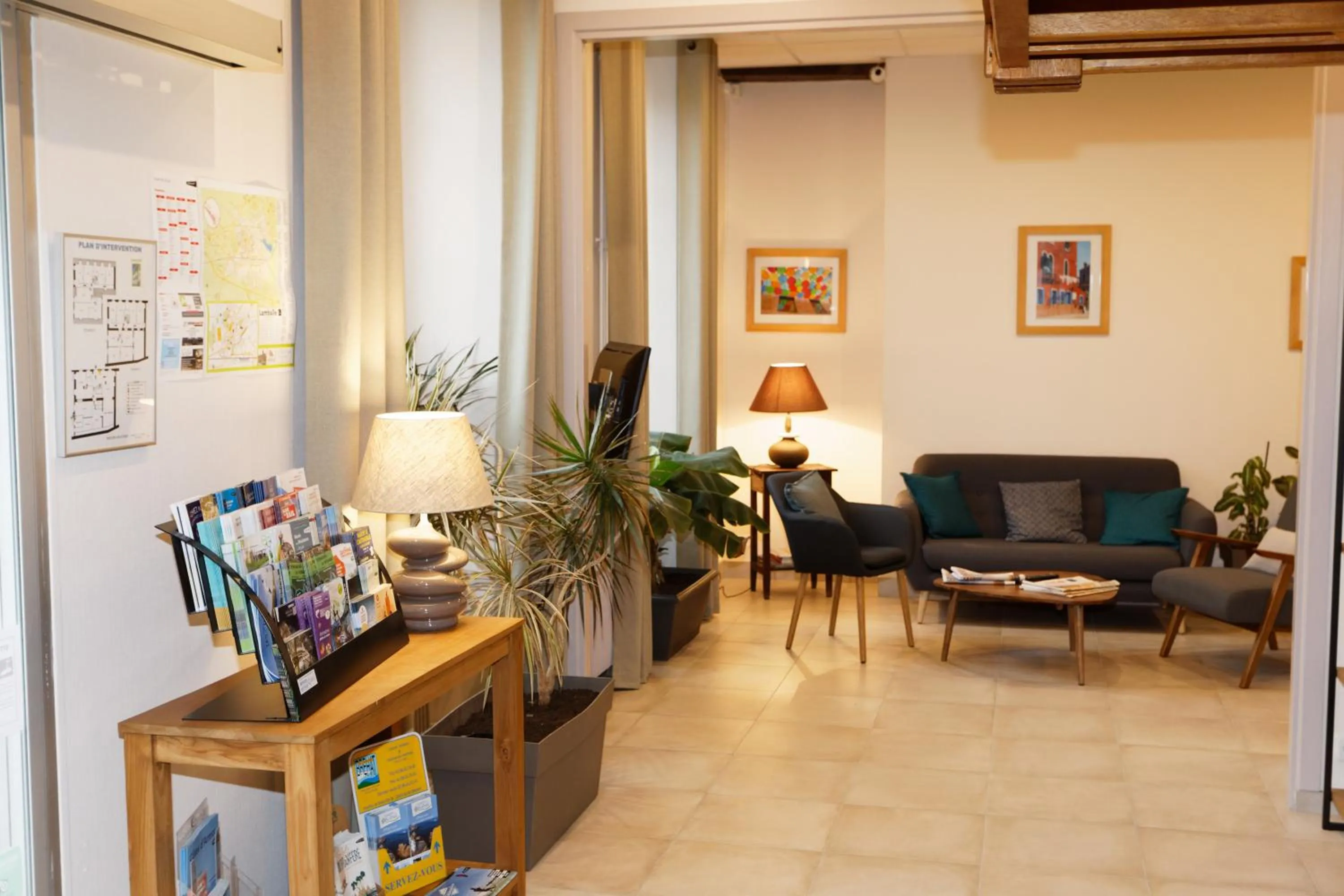 Lobby or reception in Contact Hôtel - Hôtel Le Lion d'Or Lamballe