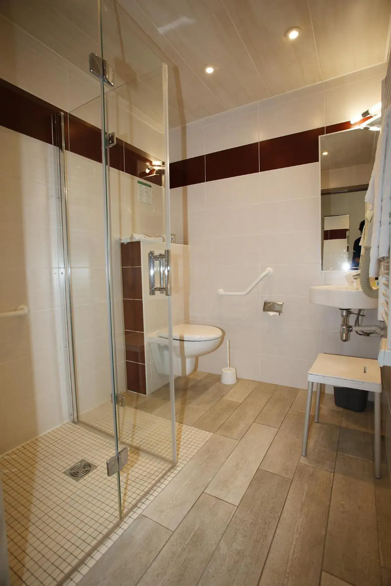 Double Room - Disability Access in Contact Hôtel - Hôtel Le Lion d'Or Lamballe Double Room - Disability Access in Contact Hôtel - Hôtel Le Lion d'Or Lamballe