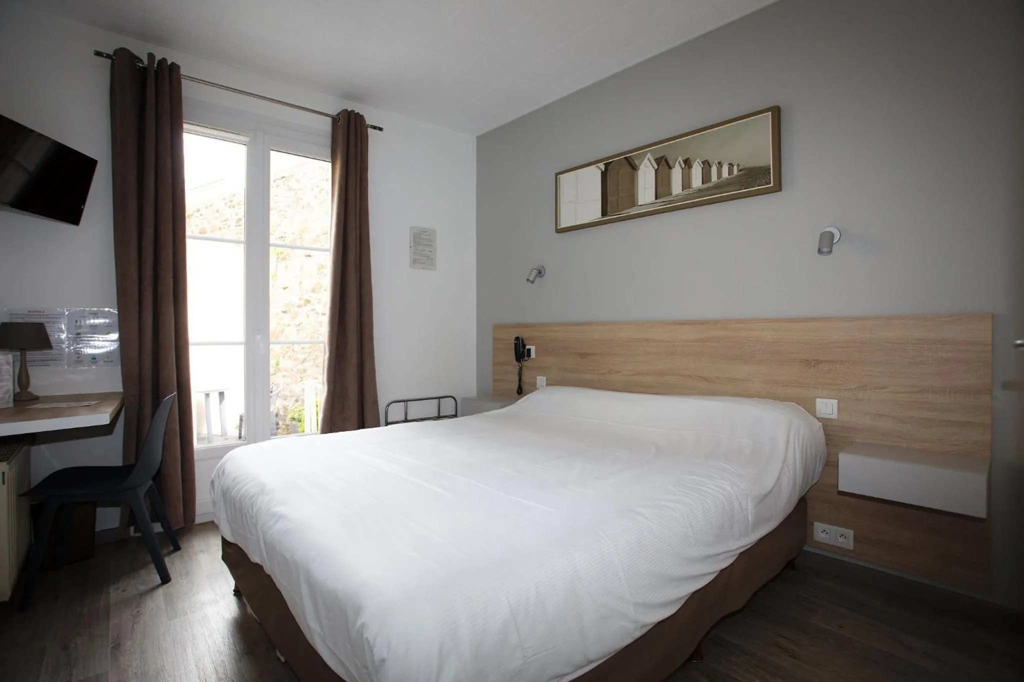 Bedroom, Bed in Contact Hôtel - Hôtel Le Lion d'Or Lamballe