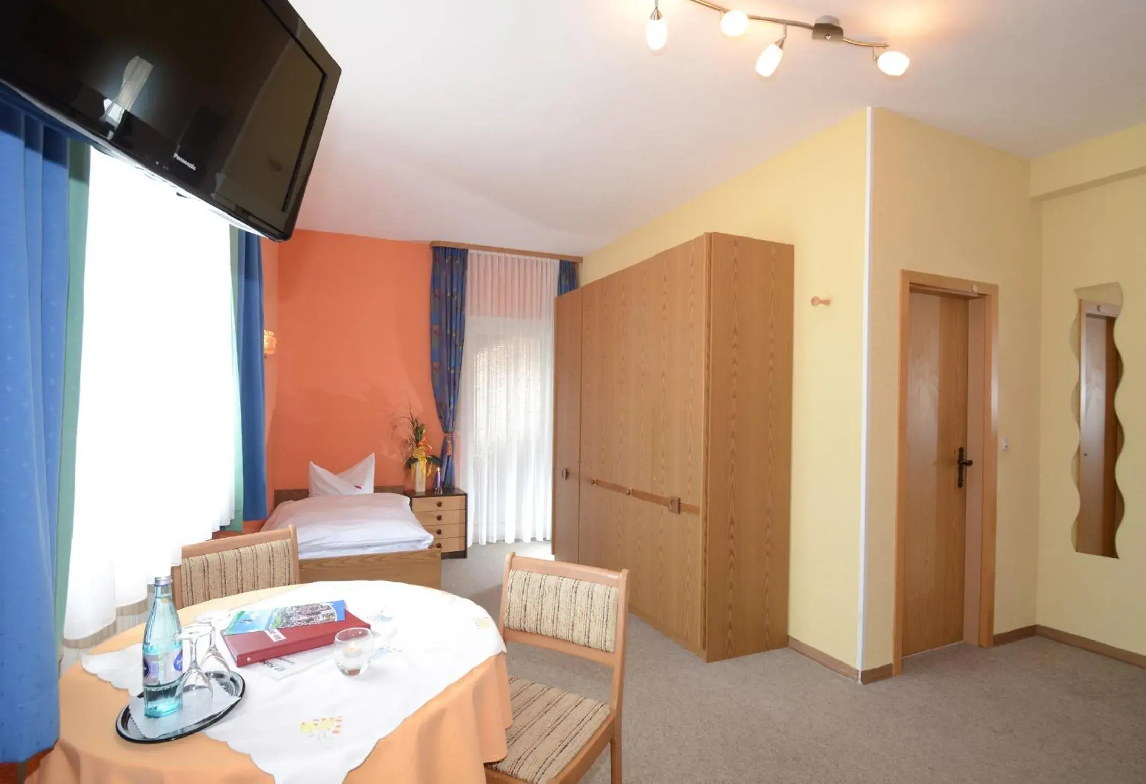 Family triple room - single occupancy in Gasthof zur Post Hotel und Parkplatz Family triple room - single occupancy in Gasthof zur Post Hotel und Parkplatz
