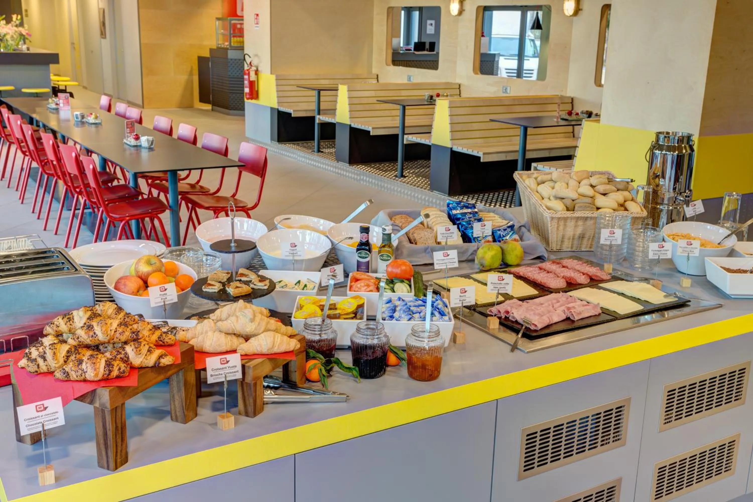 Buffet breakfast in MEININGER Milano Garibaldi