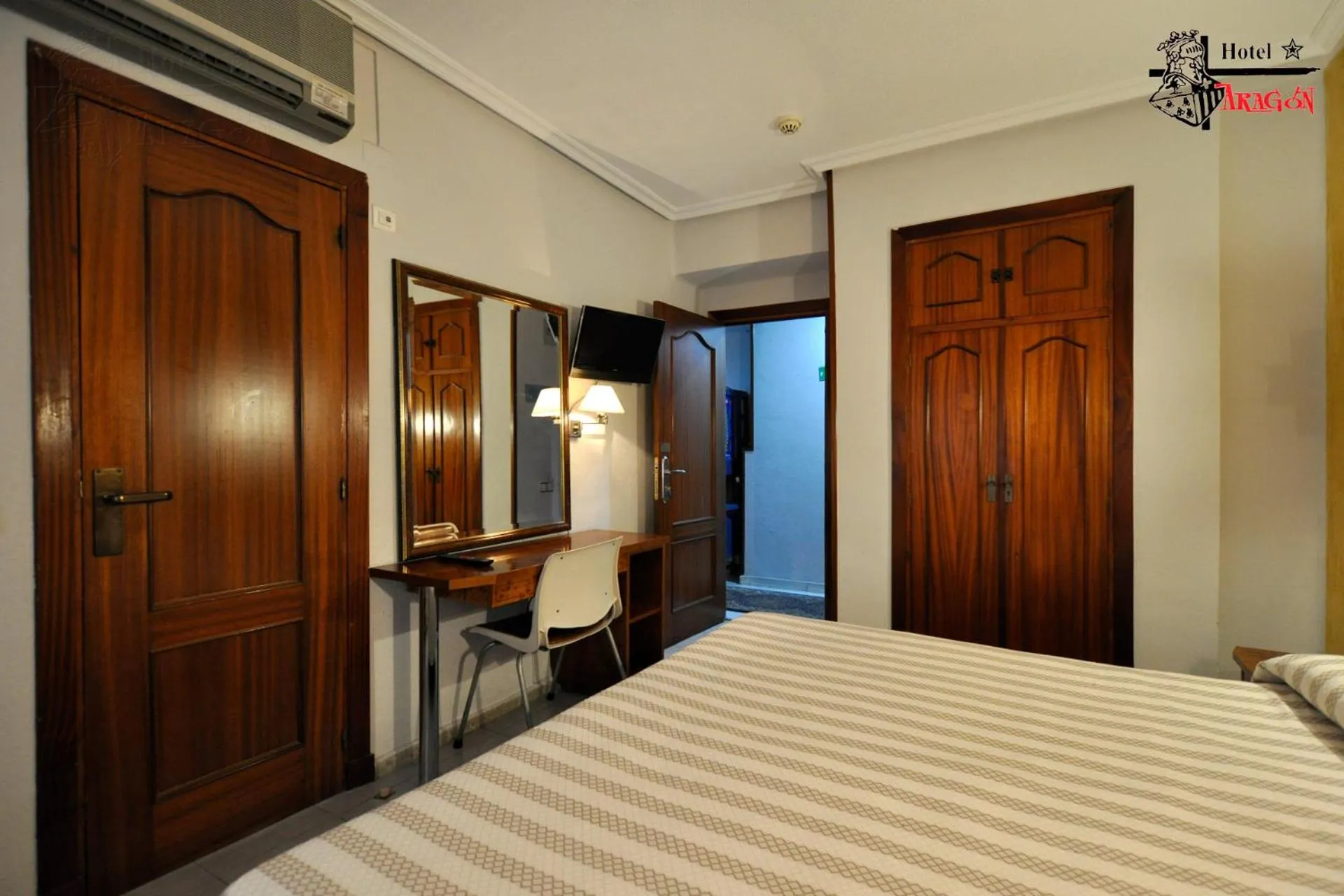 Bed in Hotel Aragón