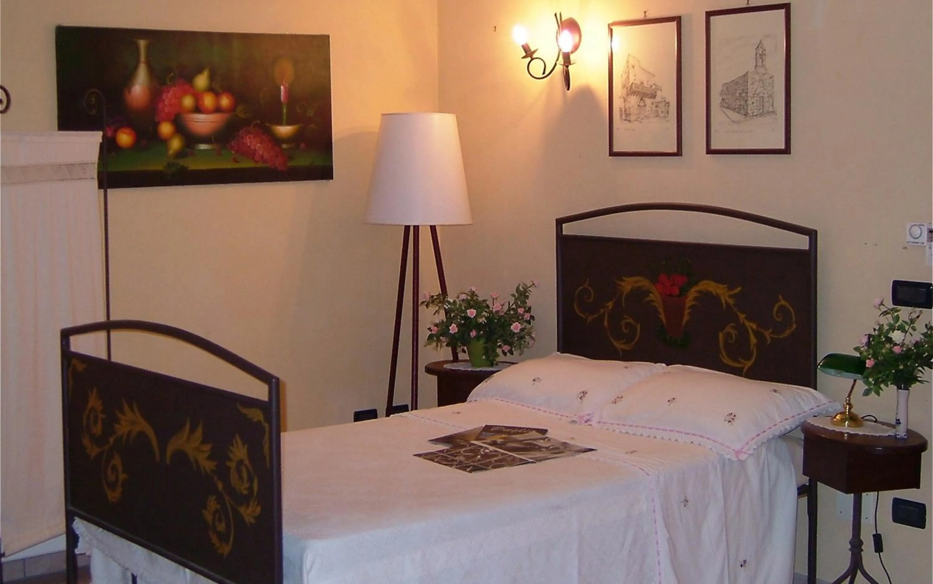 Decorative detail, Bed in Antico Camino B&B