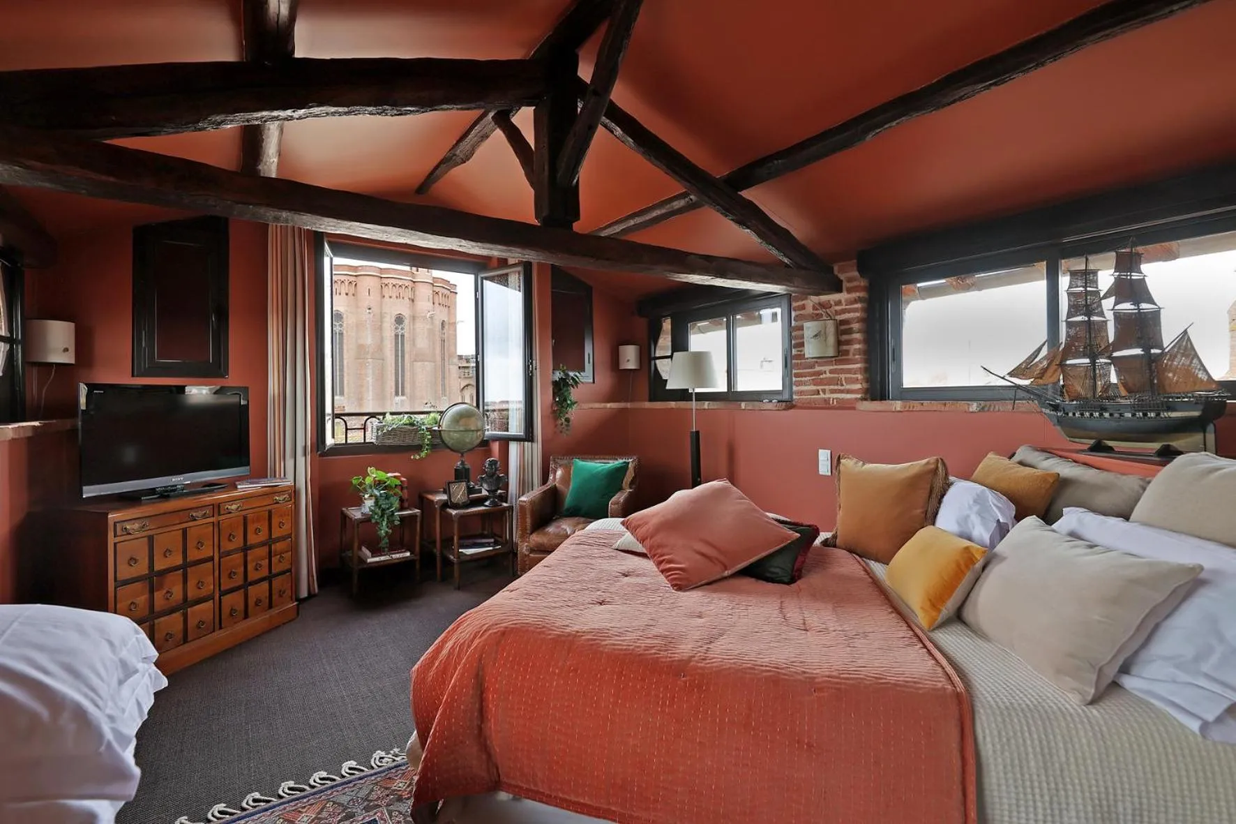 Laperouse Double Room - Top Floor in Chambres d'hôtes La Tour Sainte-Cécile