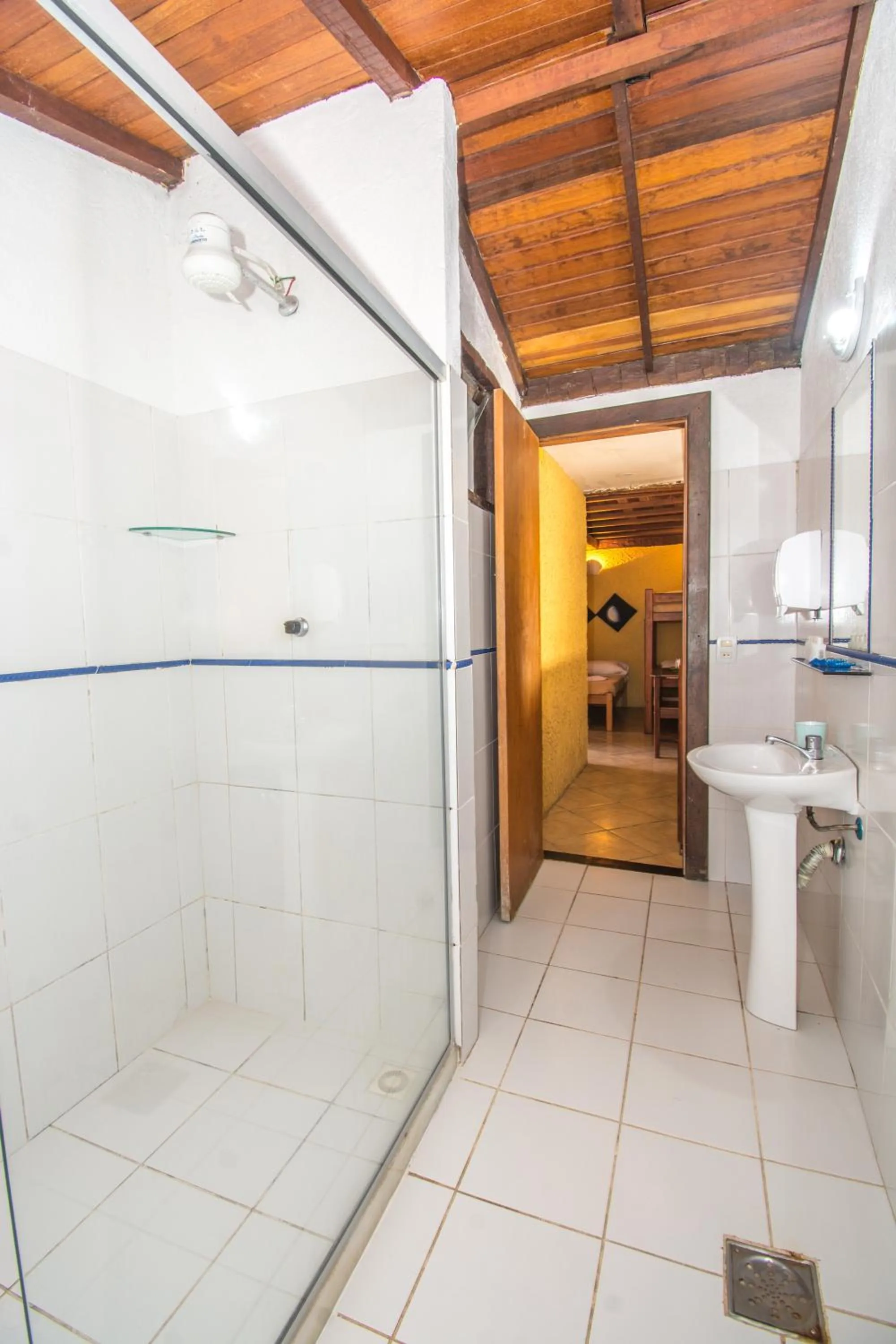 Bathroom in Bamboo Búzios Hostel