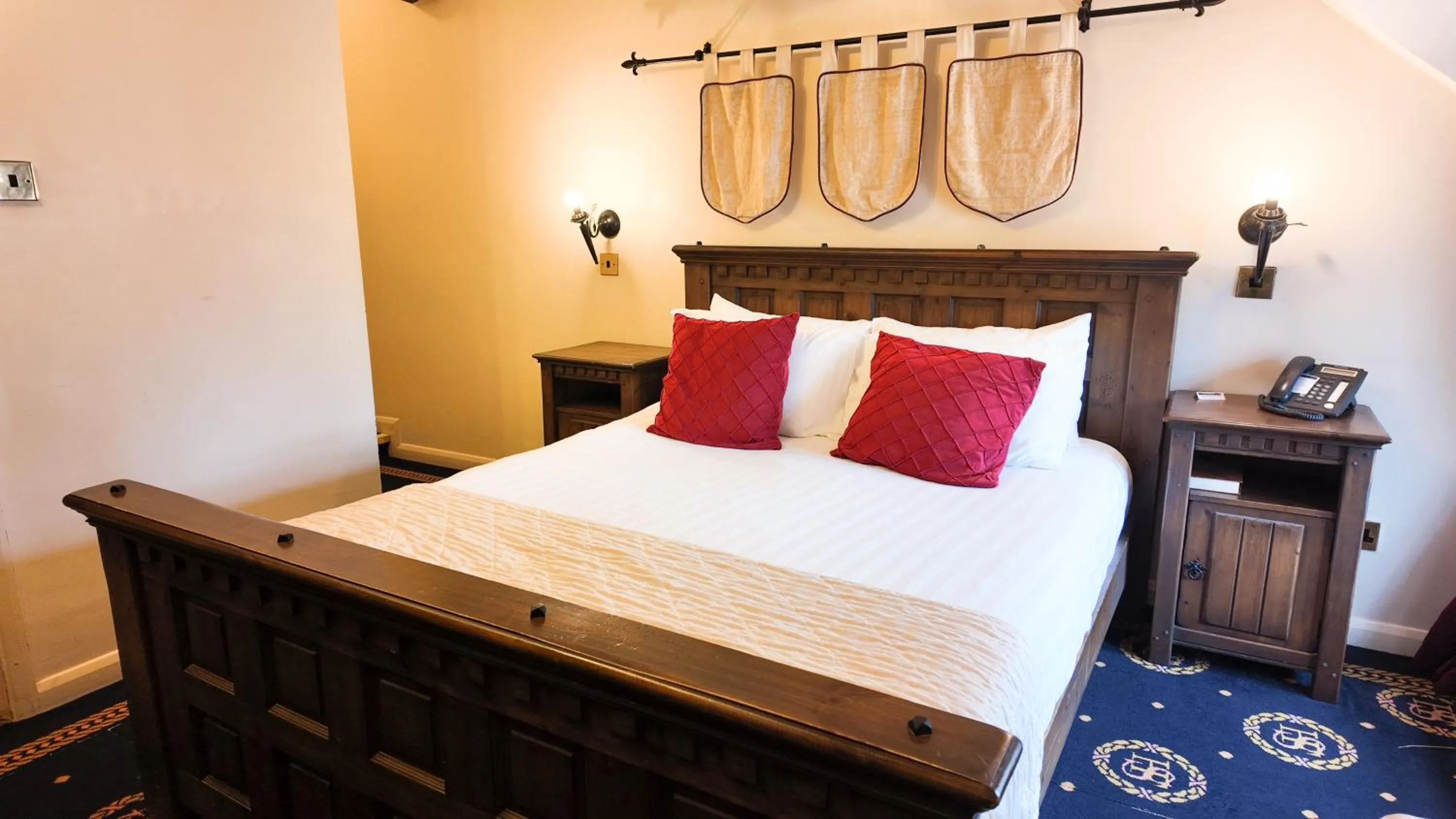 Bed in Santo's Higham Farm Hotel