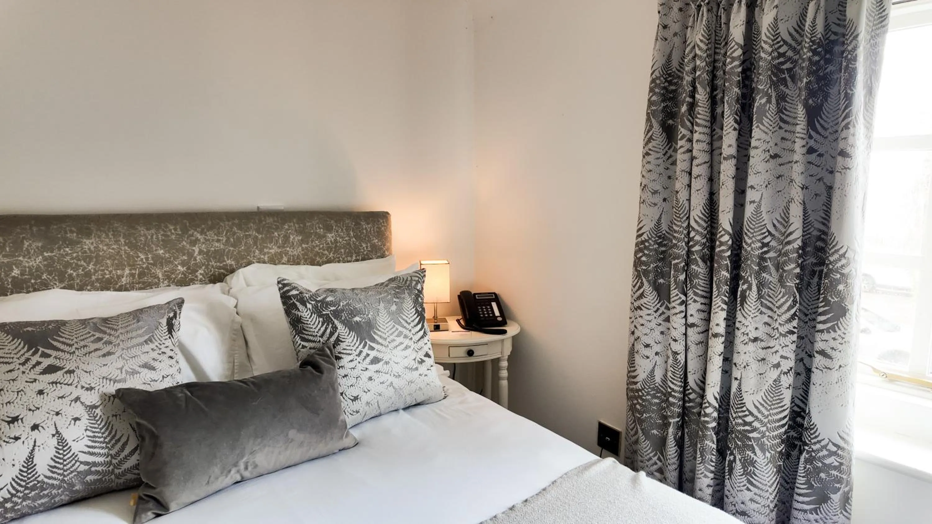 Bathroom, Bed in Santo's Higham Farm Hotel