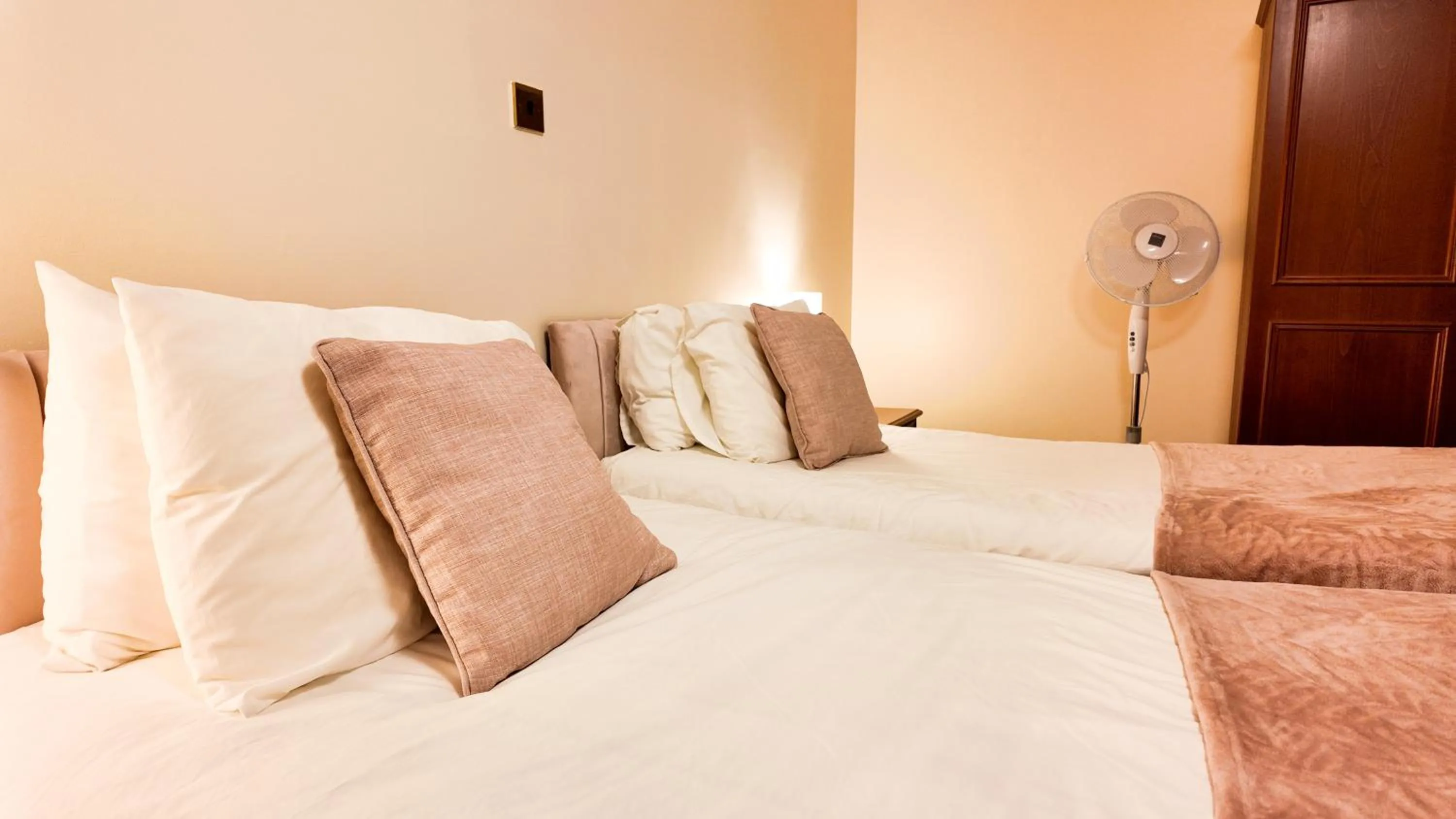 Bed in Santo's Higham Farm Hotel