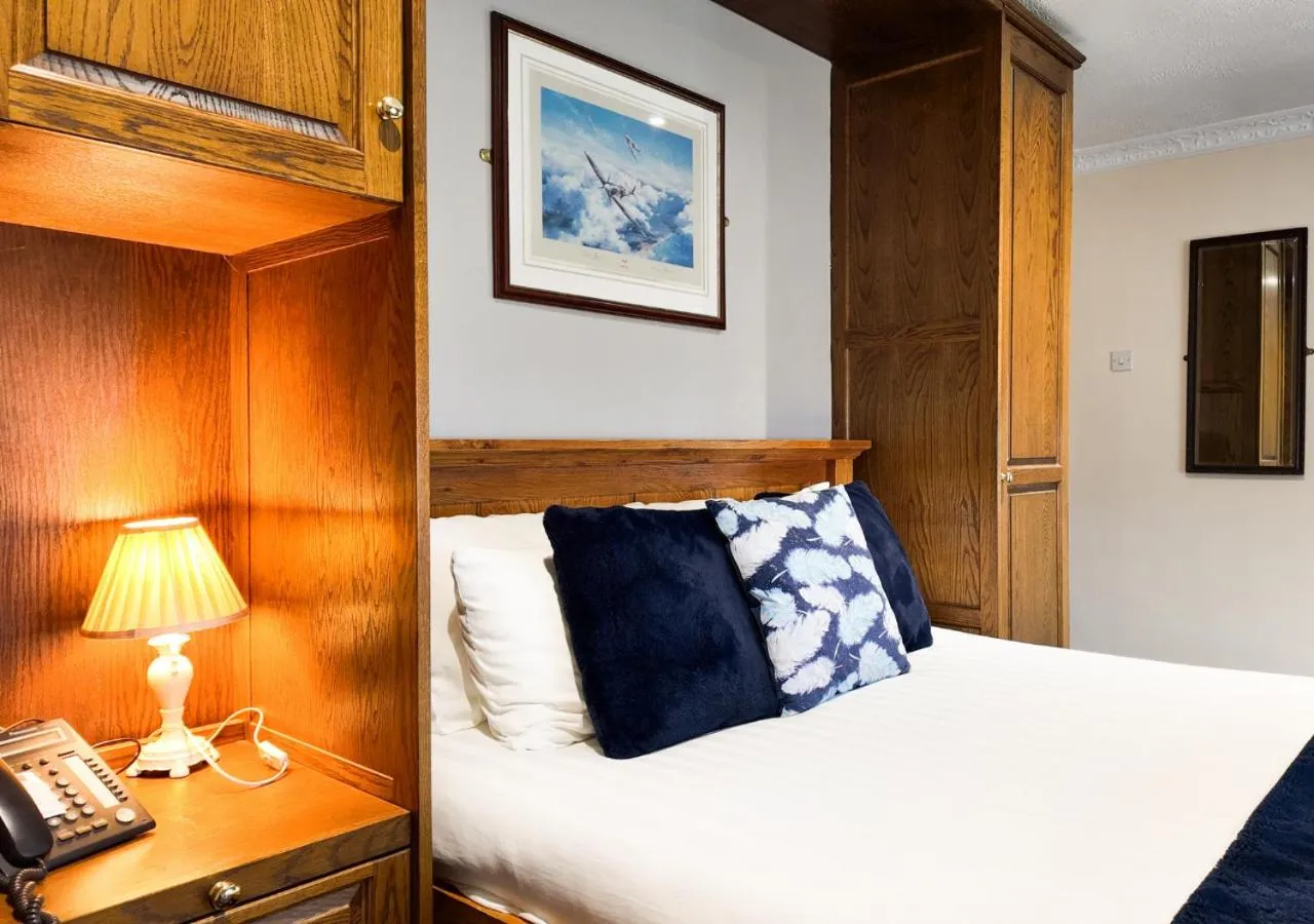 Bed in Santo's Higham Farm Hotel