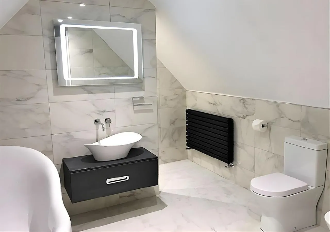 Bathroom in Santo's Higham Farm Hotel