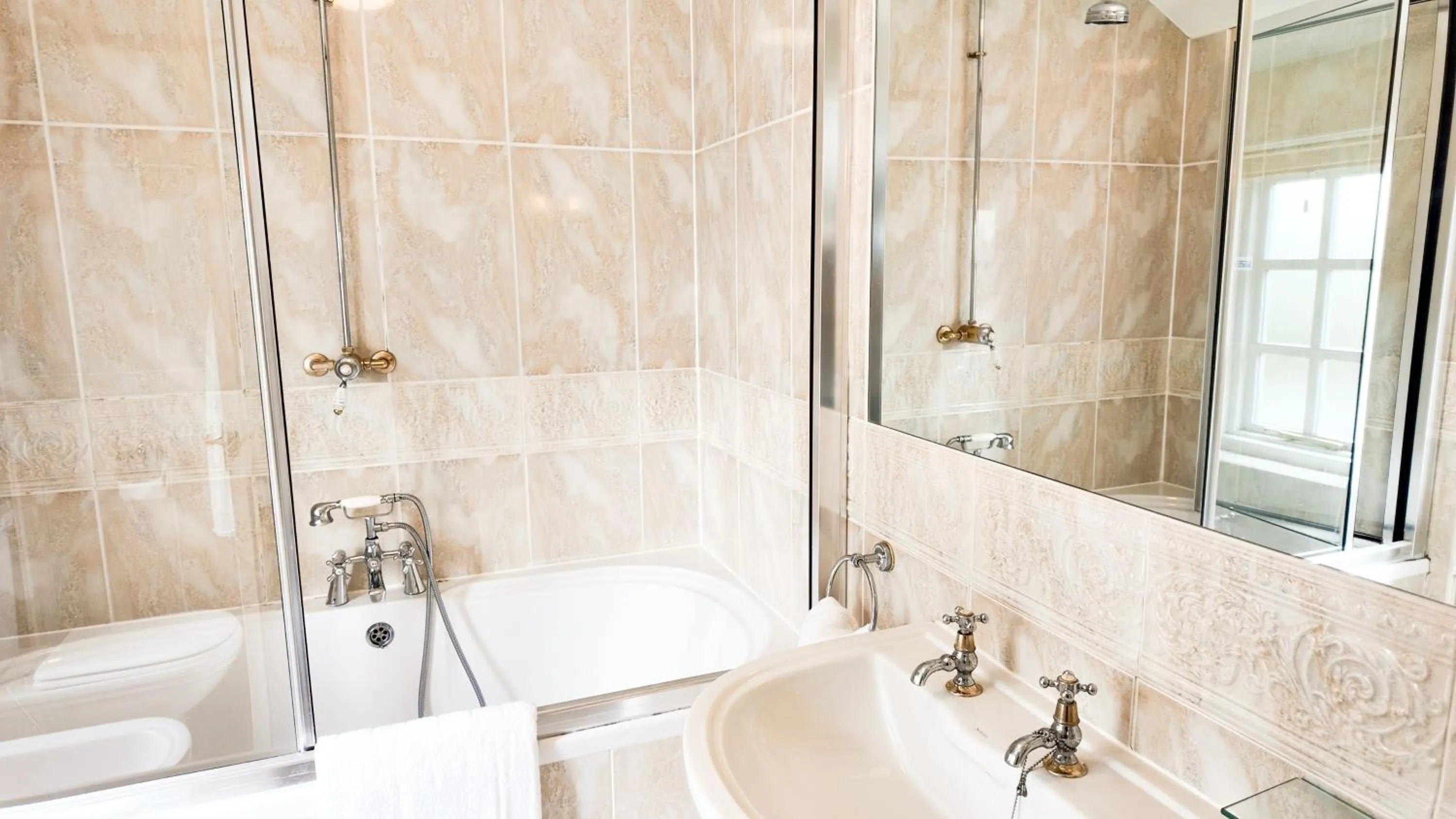 Toilet in Santo's Higham Farm Hotel