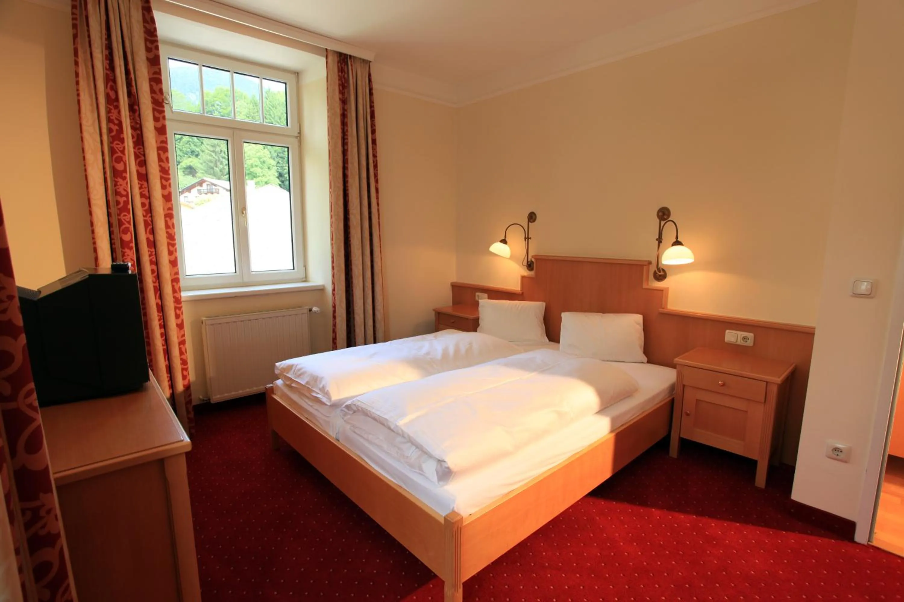 Bed in Romantik Residenz (Ferienwohnungen Hotel Im Weissen Rössl) - Dependance