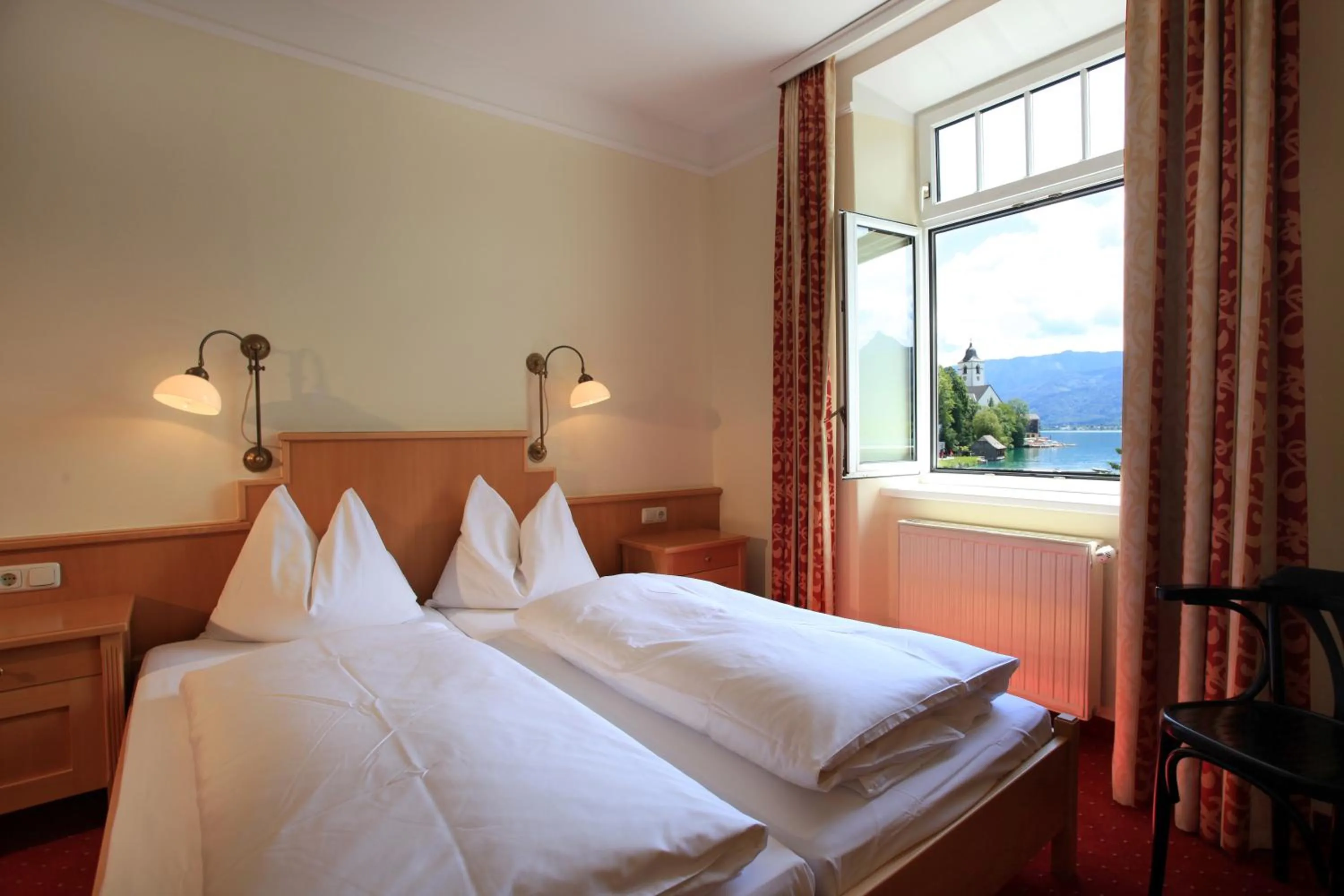 Bed in Romantik Residenz (Ferienwohnungen Hotel Im Weissen Rössl) - Dependance