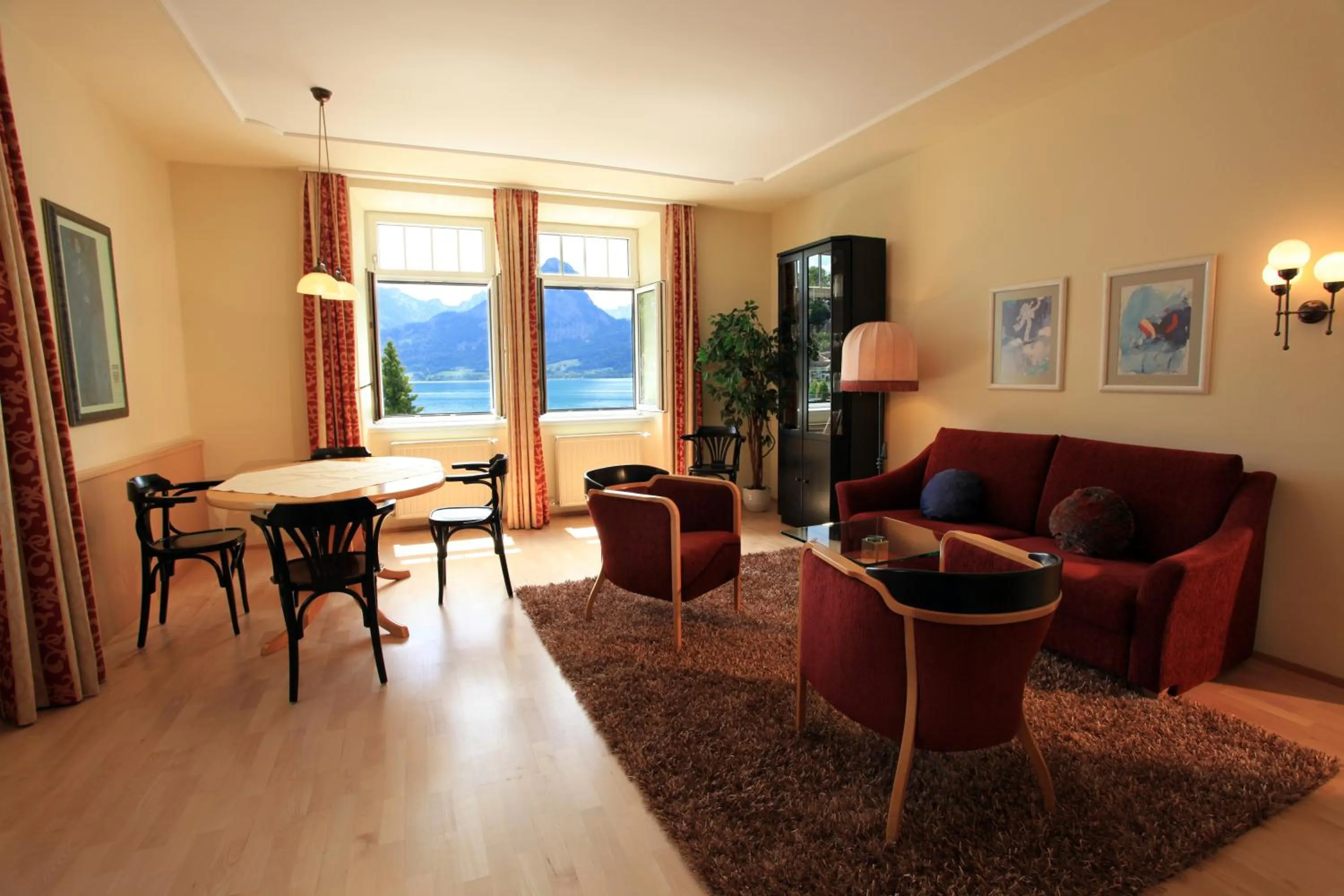 Living room in Romantik Residenz (Ferienwohnungen Hotel Im Weissen Rössl) - Dependance