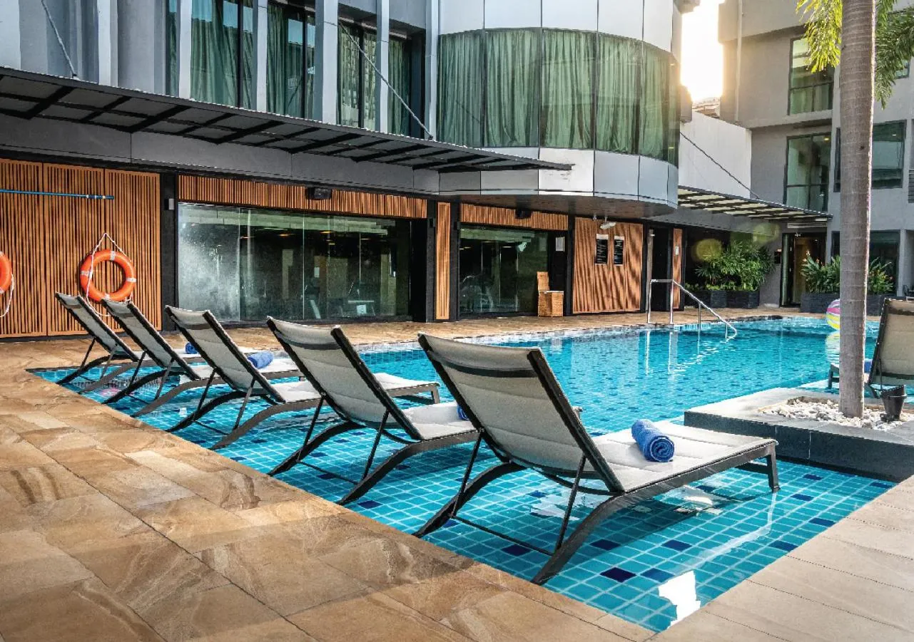 Swimming pool in Solitaire Bangkok Sukhumvit 11