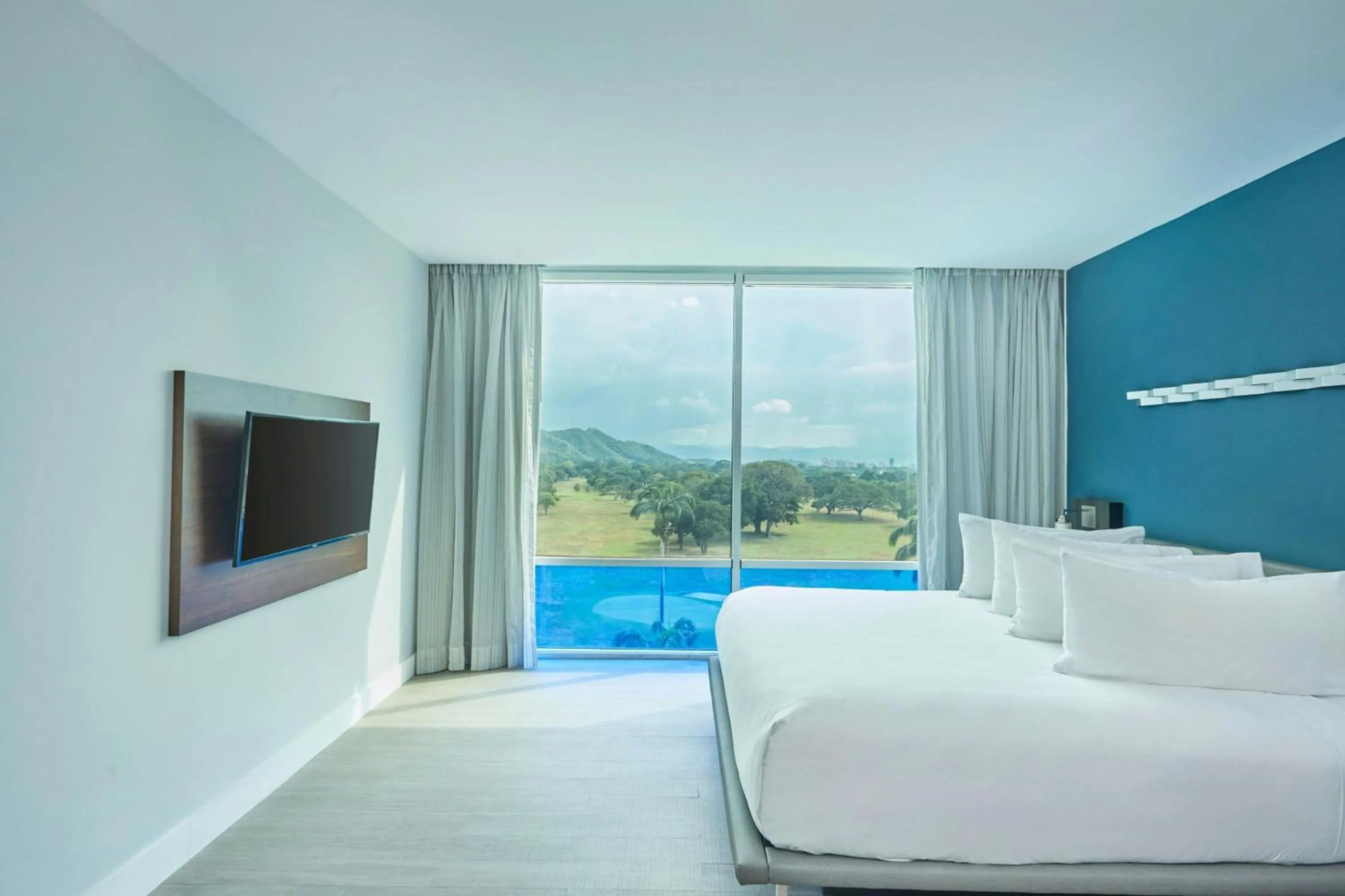 Photo of the whole room, Bed in Marriott Maracay Golf Resort