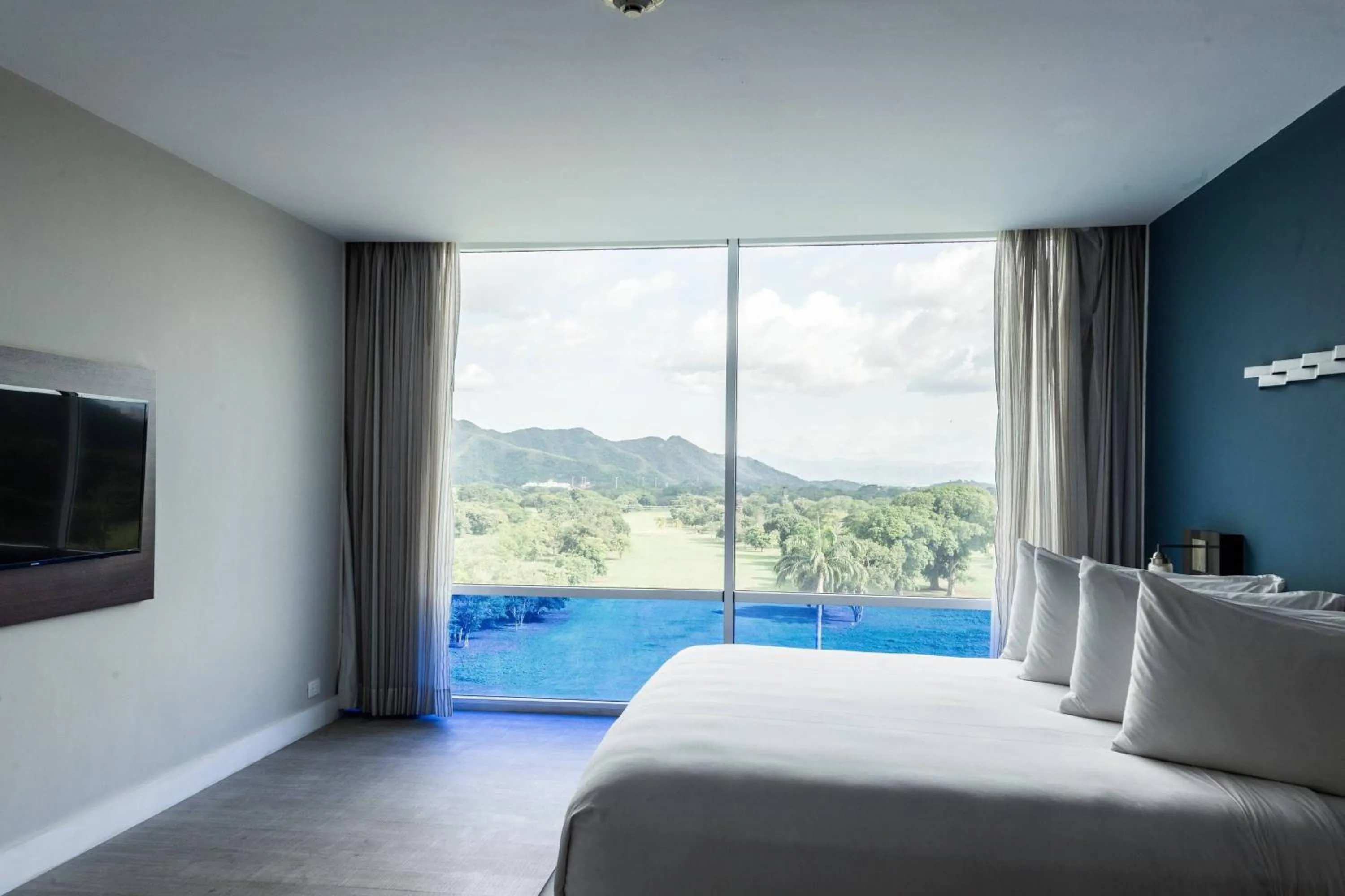 Photo of the whole room, Bed in Marriott Maracay Golf Resort