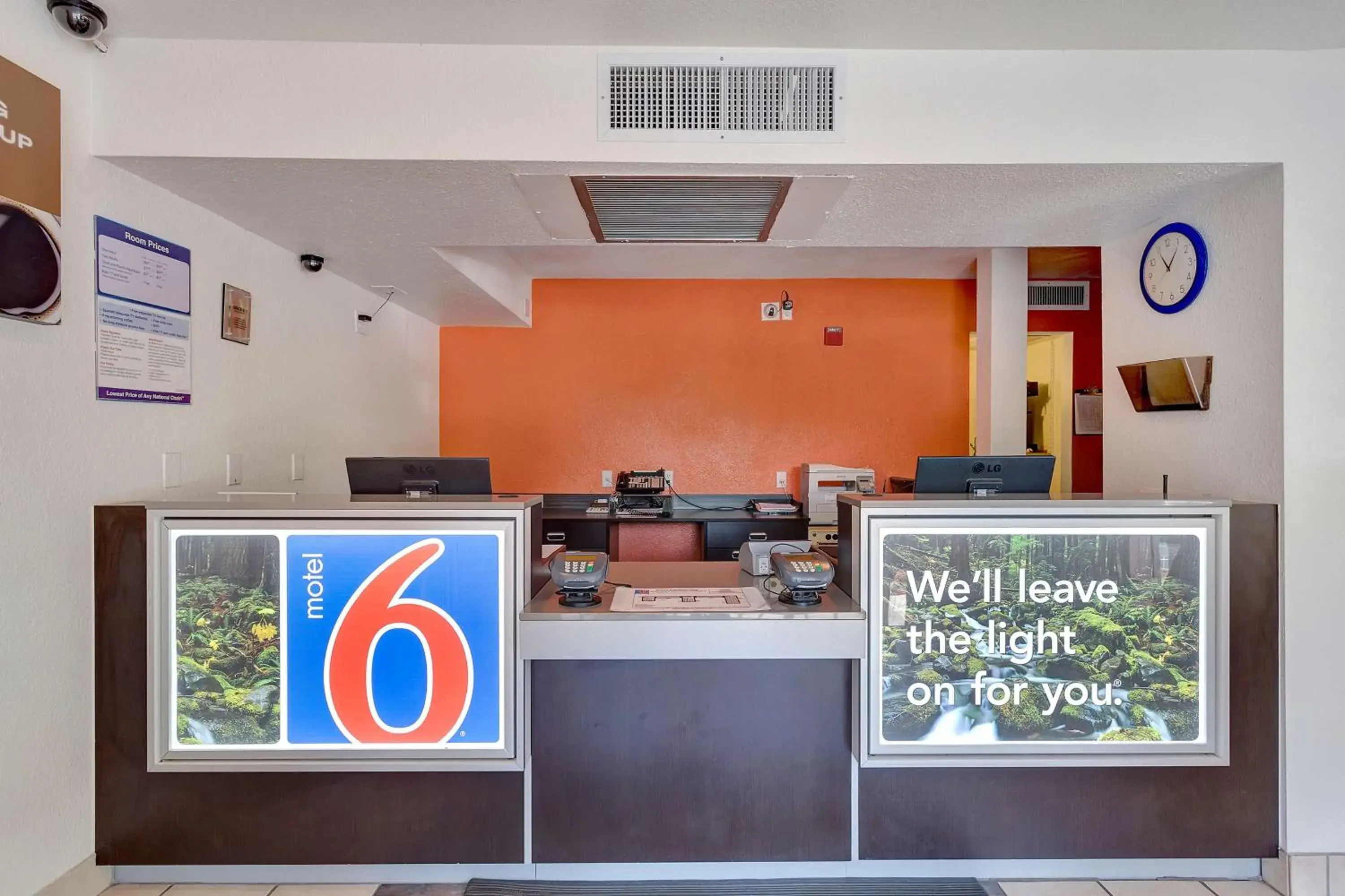 Lobby or reception, Kitchen/Kitchenette in Motel 6-Santa Rosa, CA - North