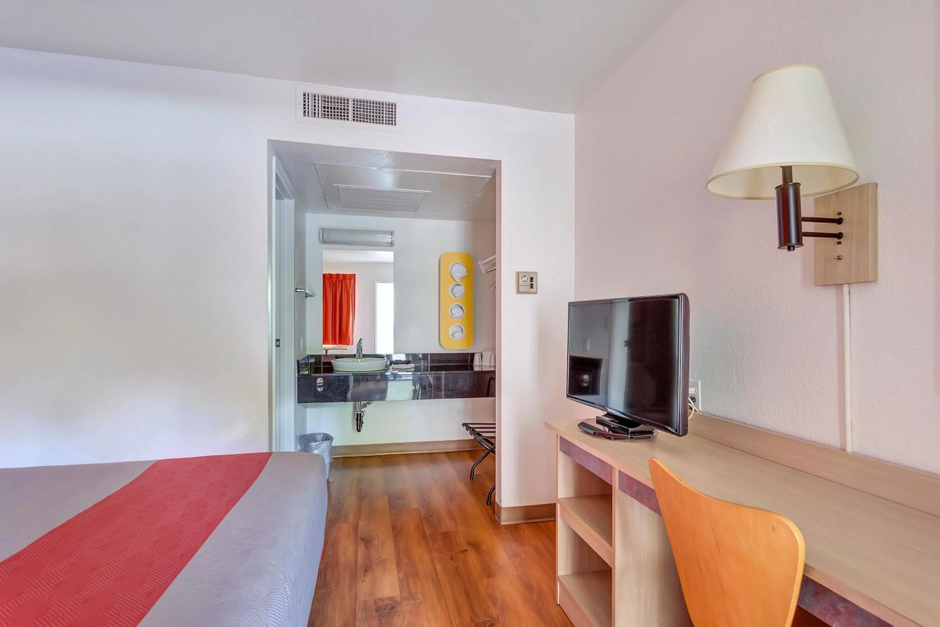 TV and multimedia in Super 8 by Wyndham Santa Rosa North